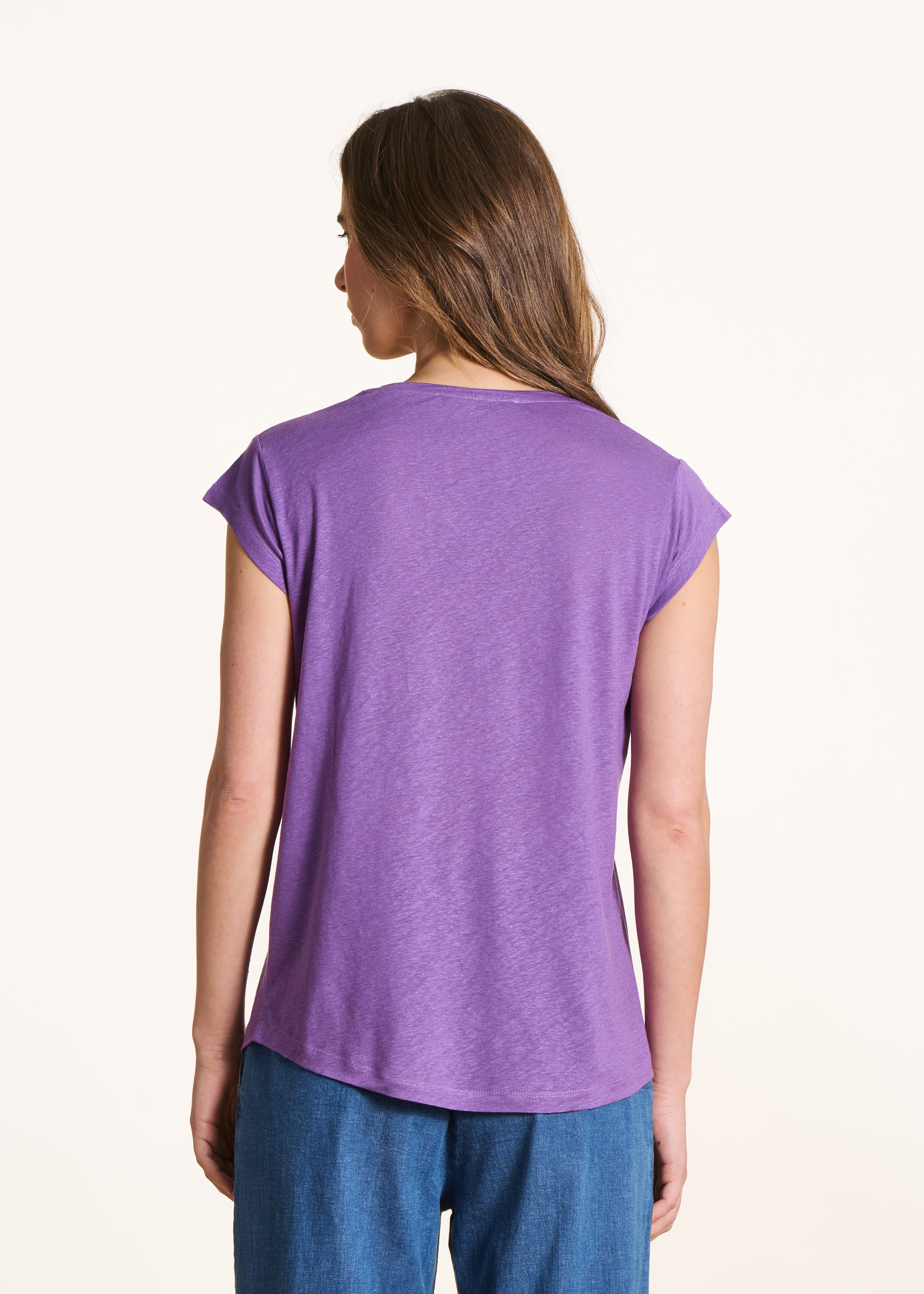 Violettes T-Shirt aus Lyocell mit V-Ausschnitt und kurzen Ärmeln
