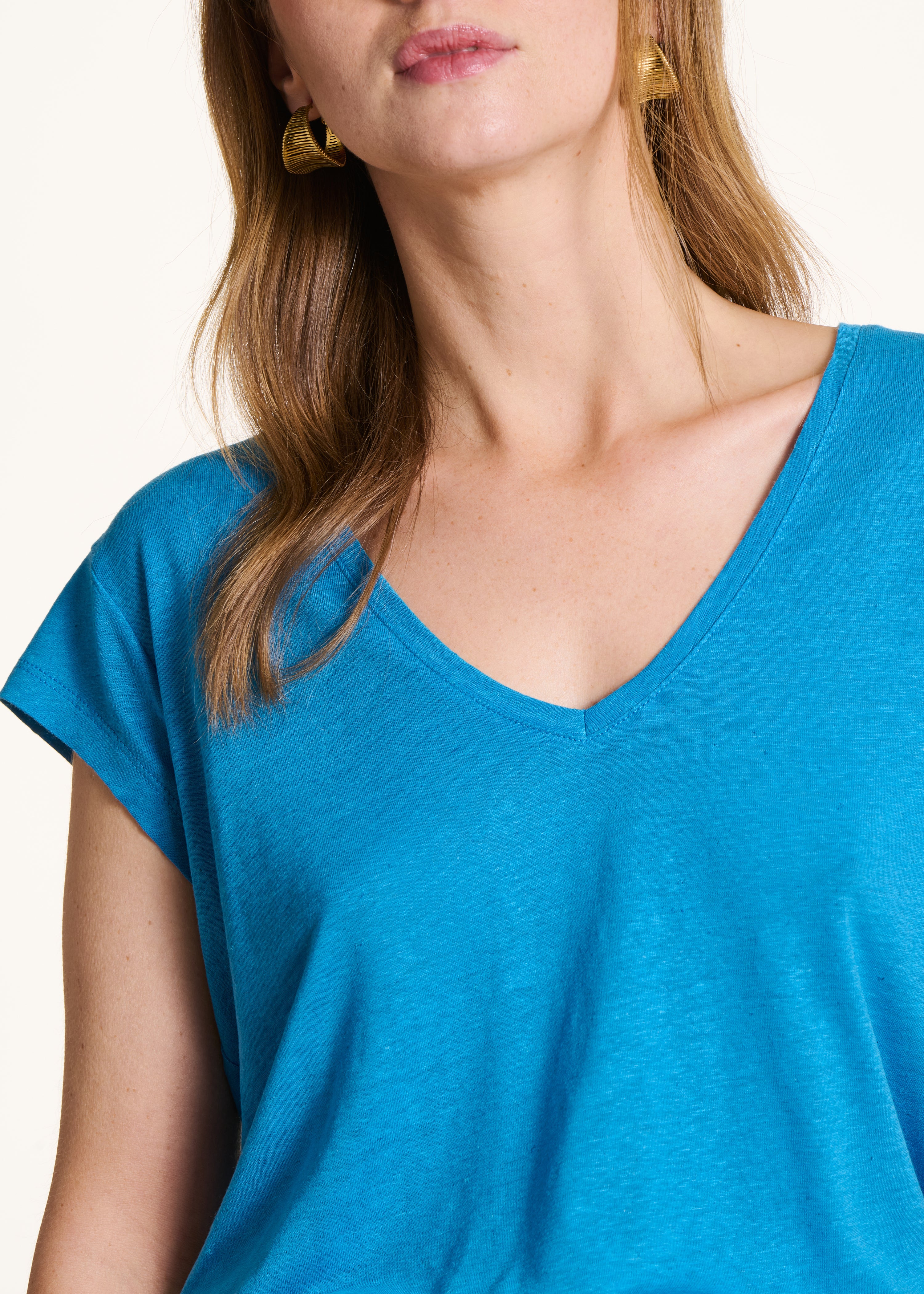 Light blue lyocell V-neck short sleeve T-shirt