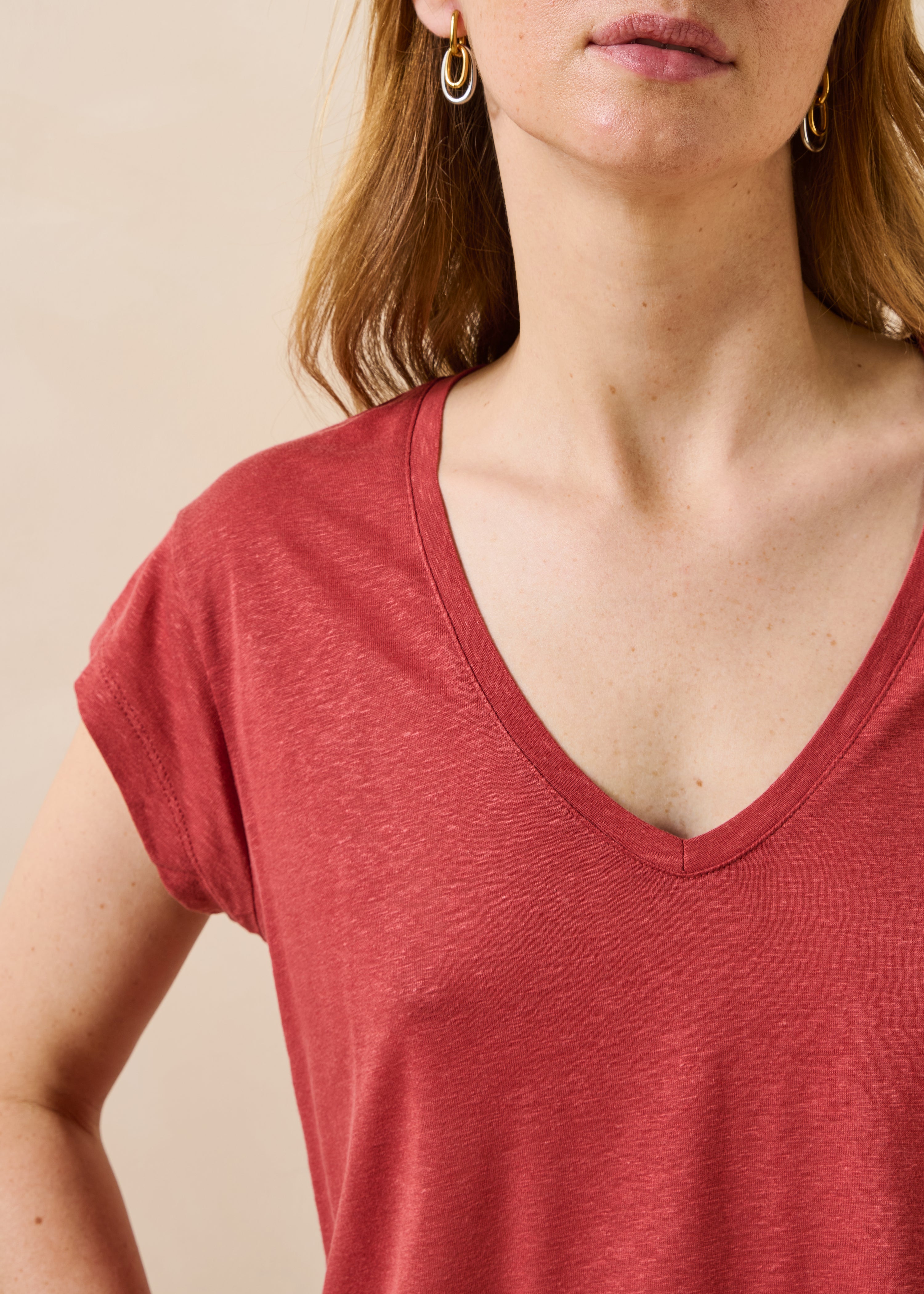 T-shirt rouge en lyocell col V