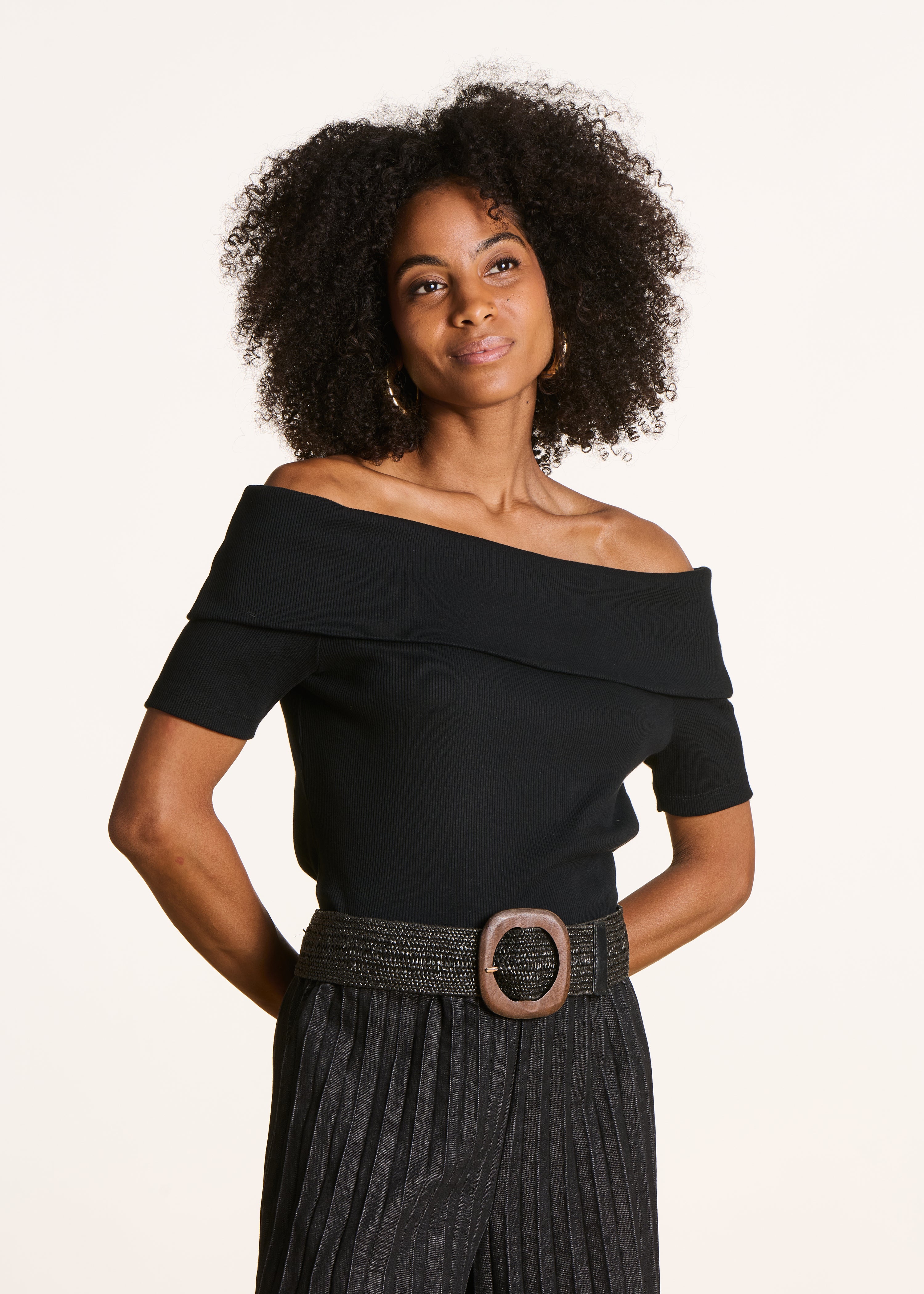 T-shirt nero off-the-shoulder in cotone biologico