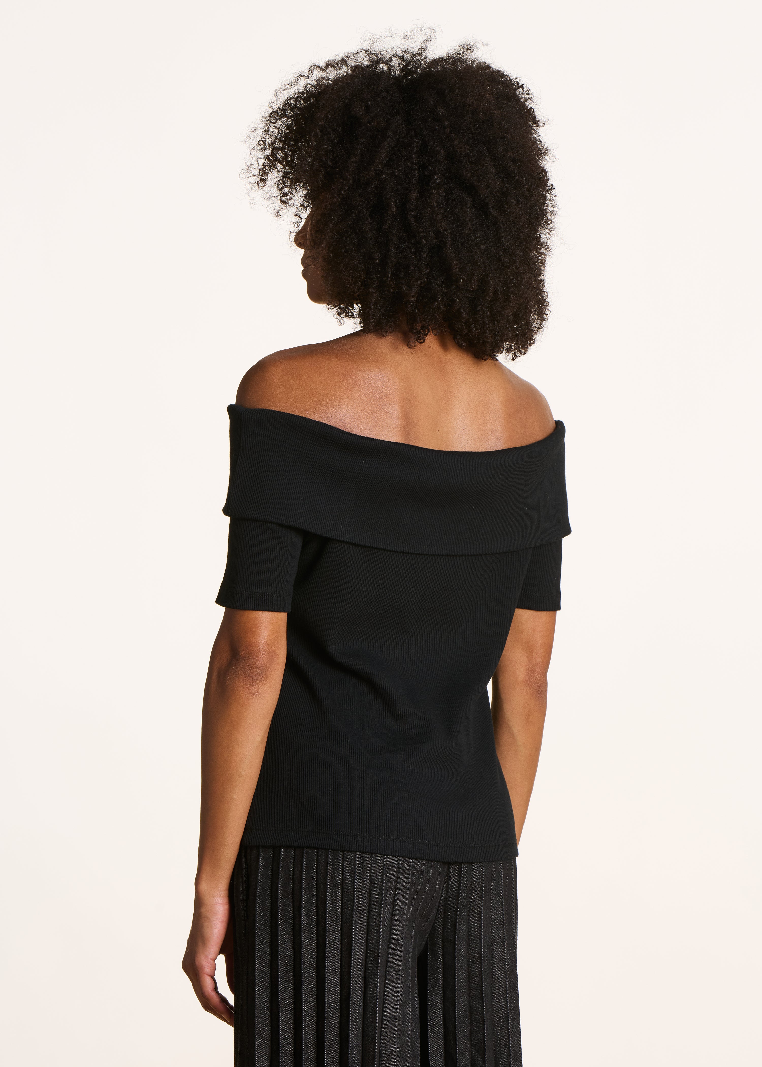 T-shirt nero off-the-shoulder in cotone biologico