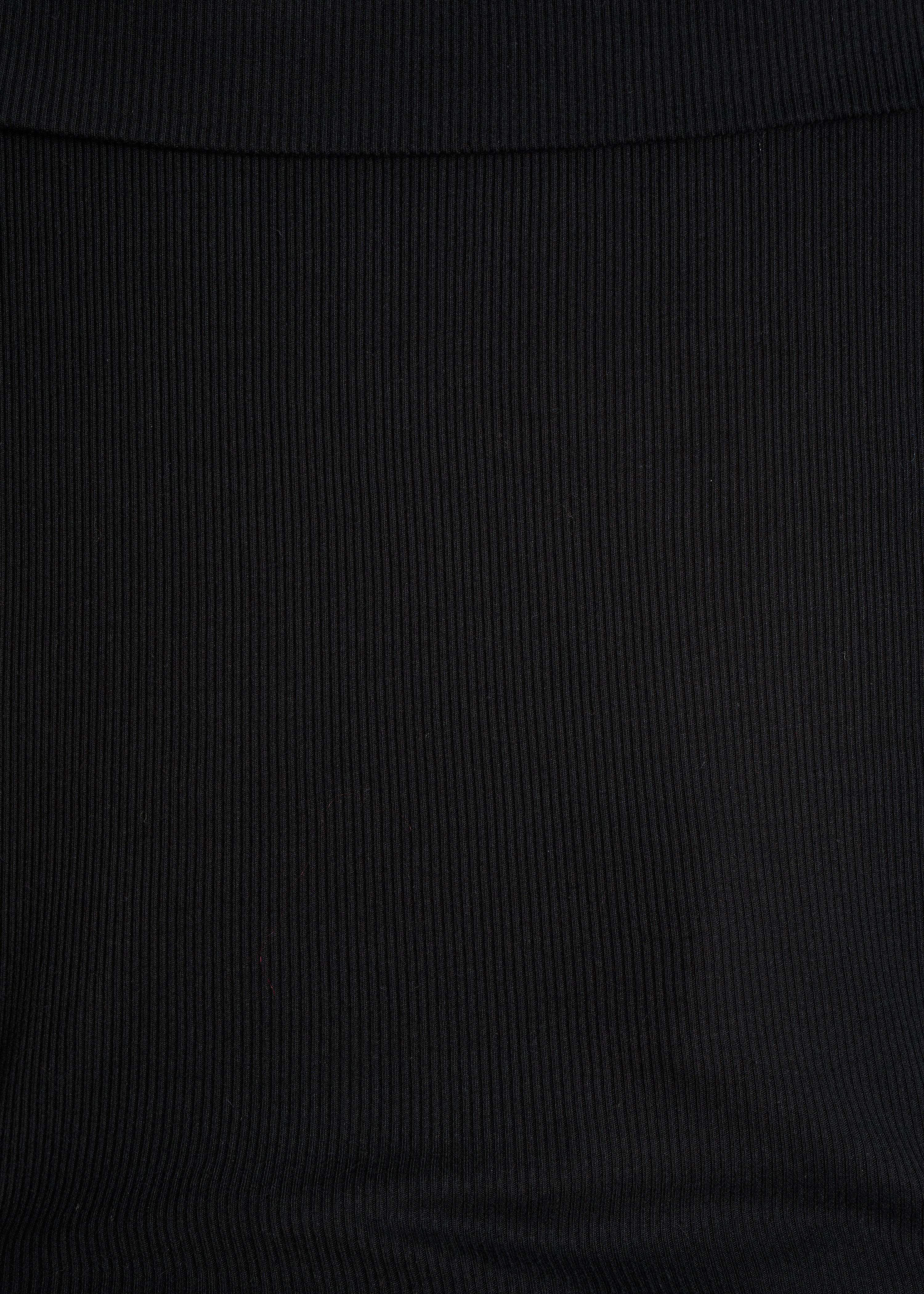 T-shirt nero off-the-shoulder in cotone biologico
