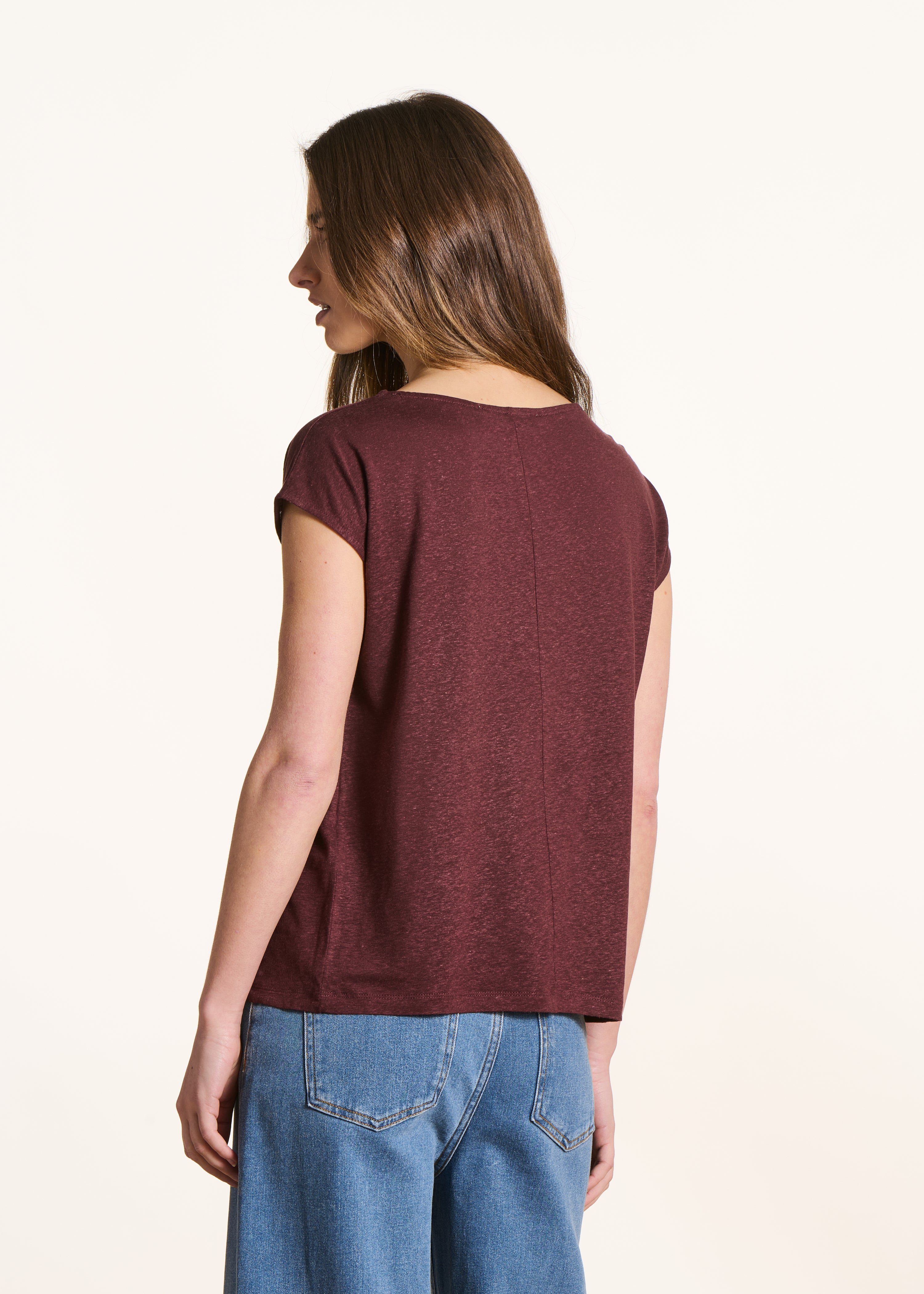 T-shirt marrone dritta in lyocell e lino con collo rotondo