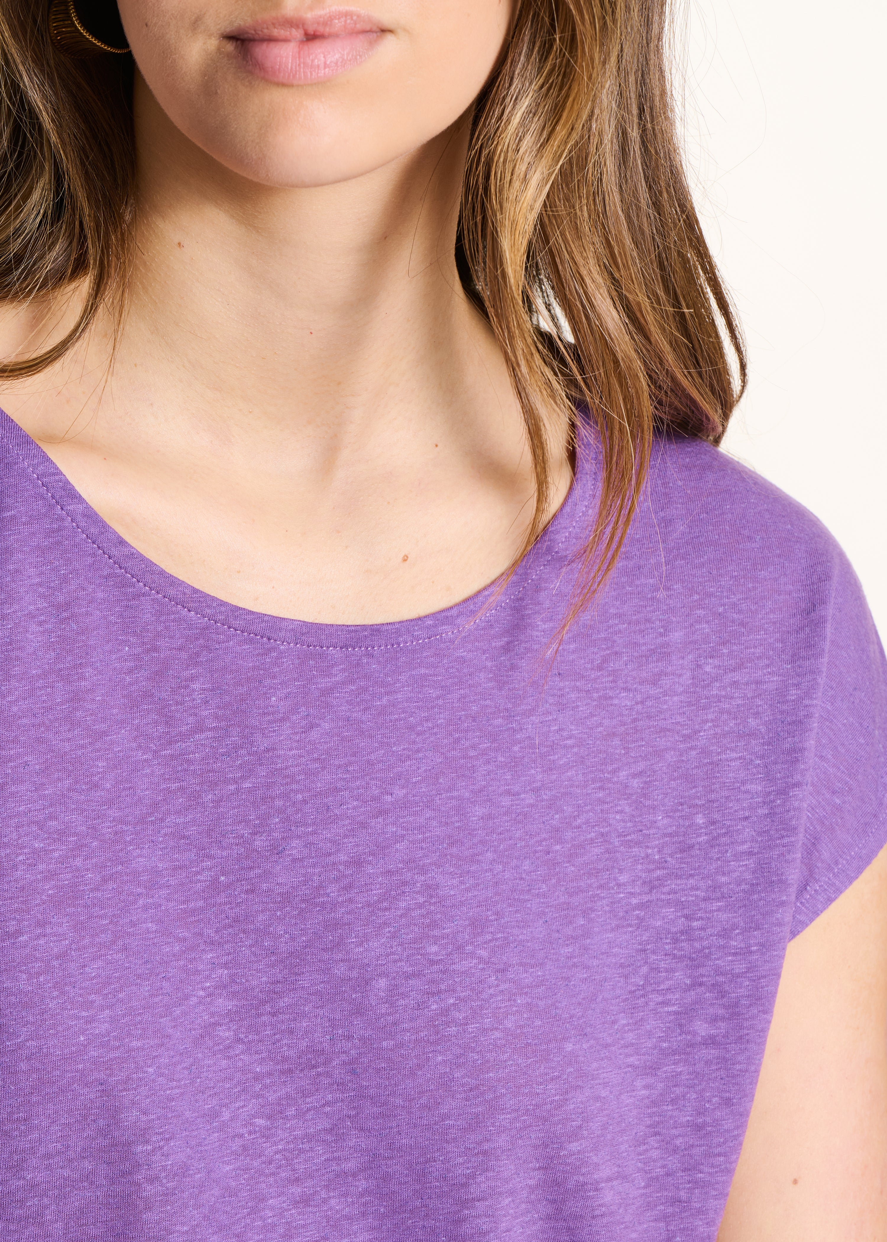 T-shirt viola dritta in lyocell e lino con scollo rotondo
