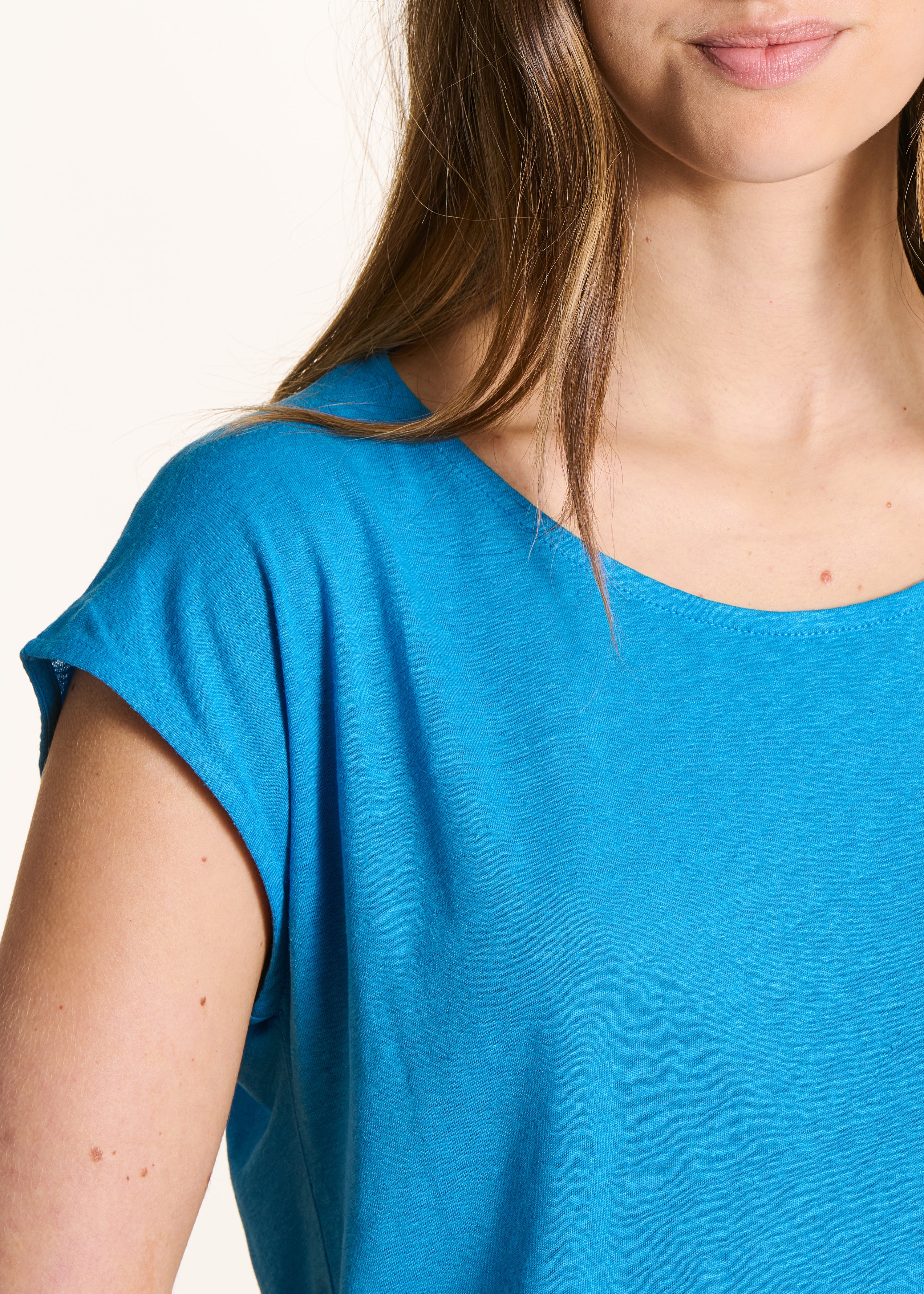 Light blue straight T-shirt in lyocell and linen with a round neckline