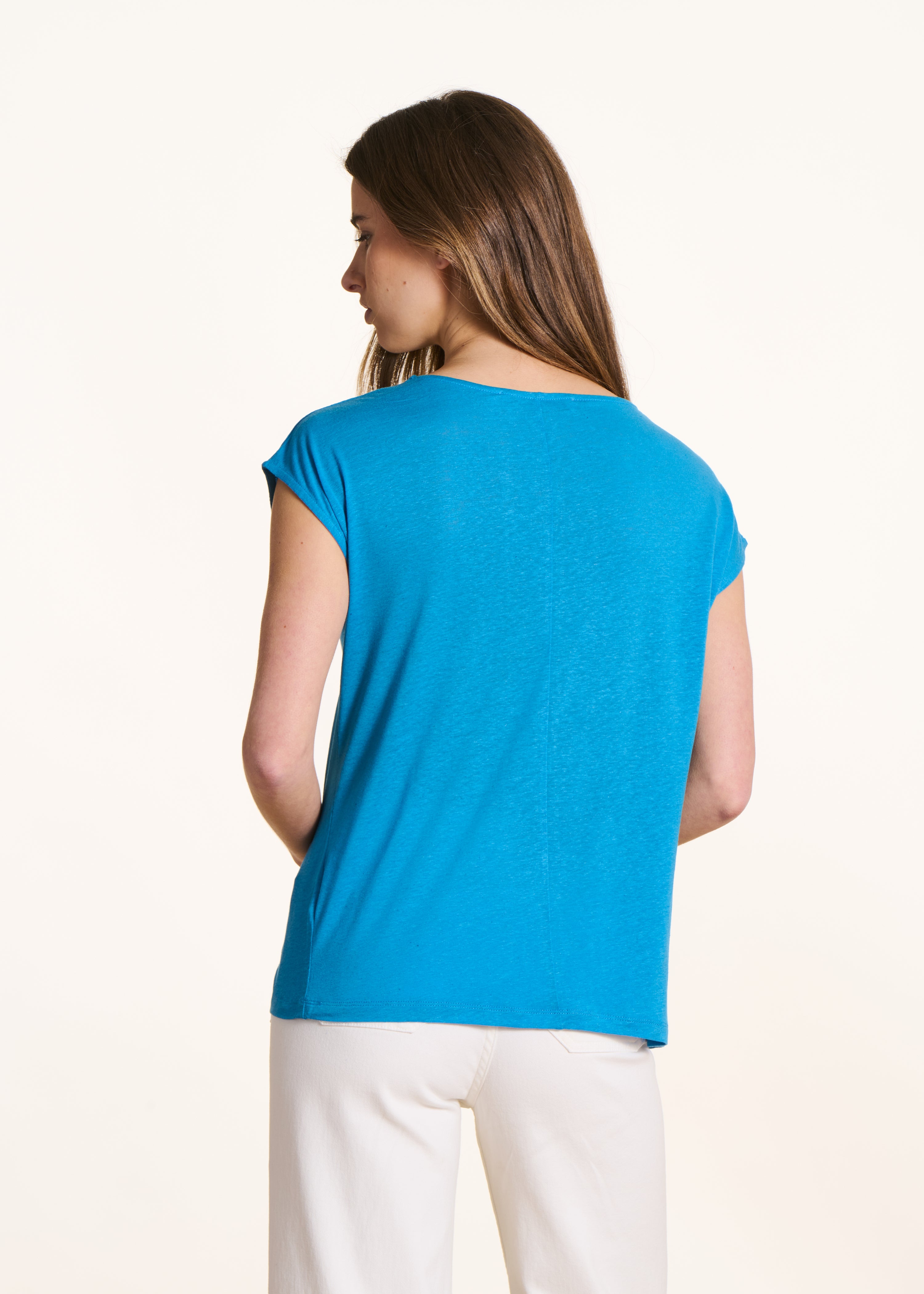 Light blue straight T-shirt in lyocell and linen with a round neckline