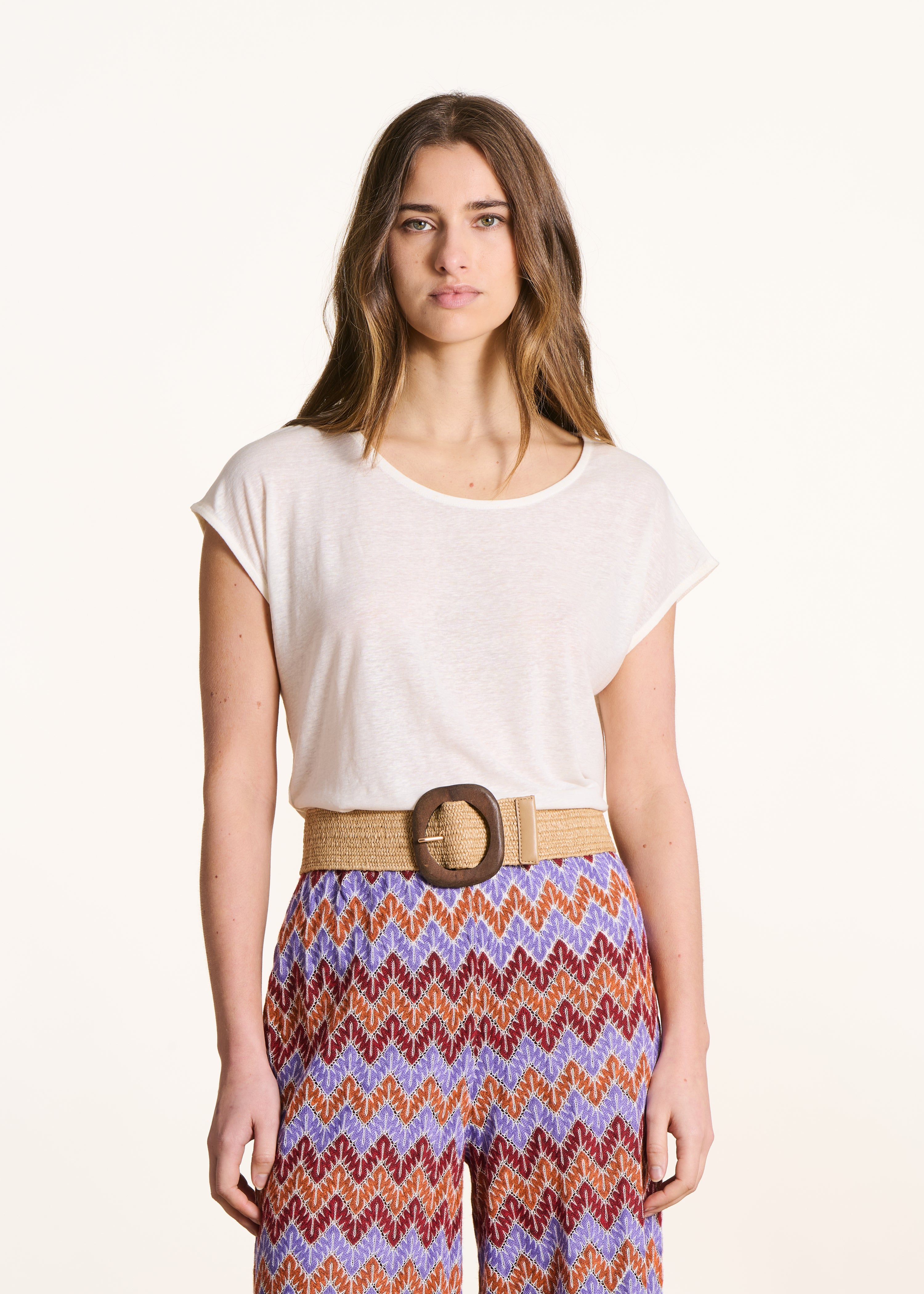 Straight off-white T-shirt in lyocell and linen with a round neckline