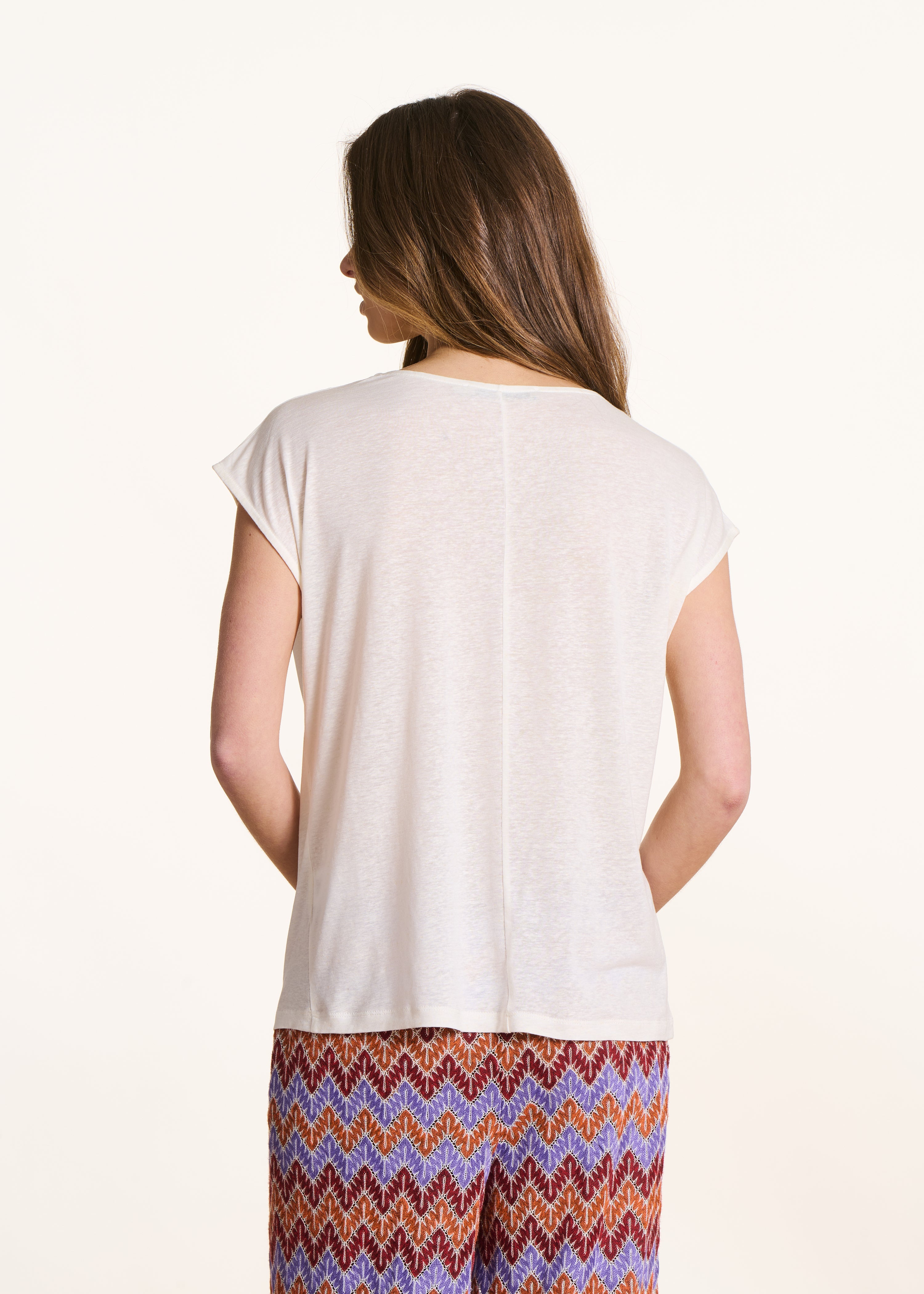 Straight off-white T-shirt in lyocell and linen with a round neckline