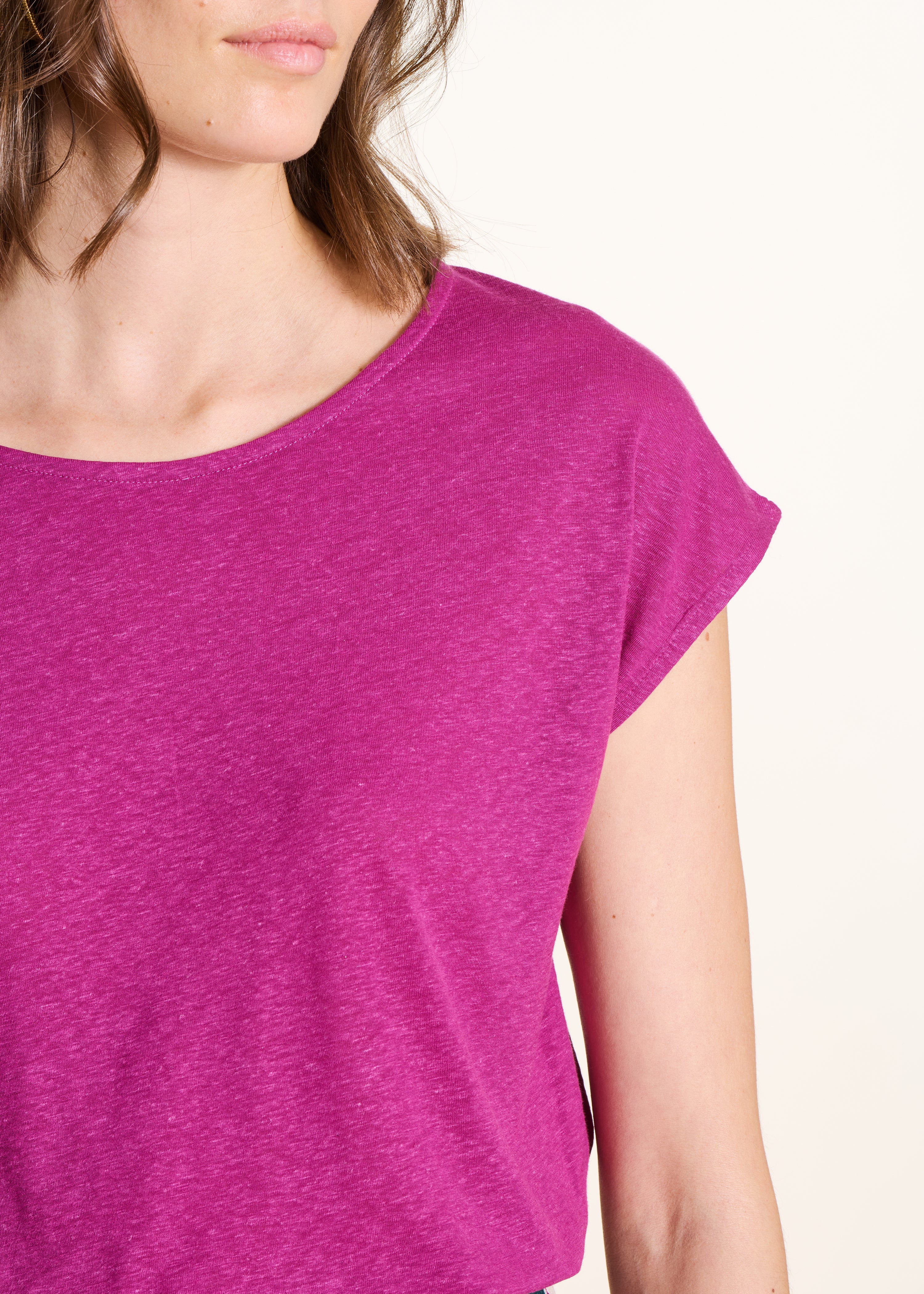 Fuchsia pink straight T-shirt in lyocell and linen with a round neckline
