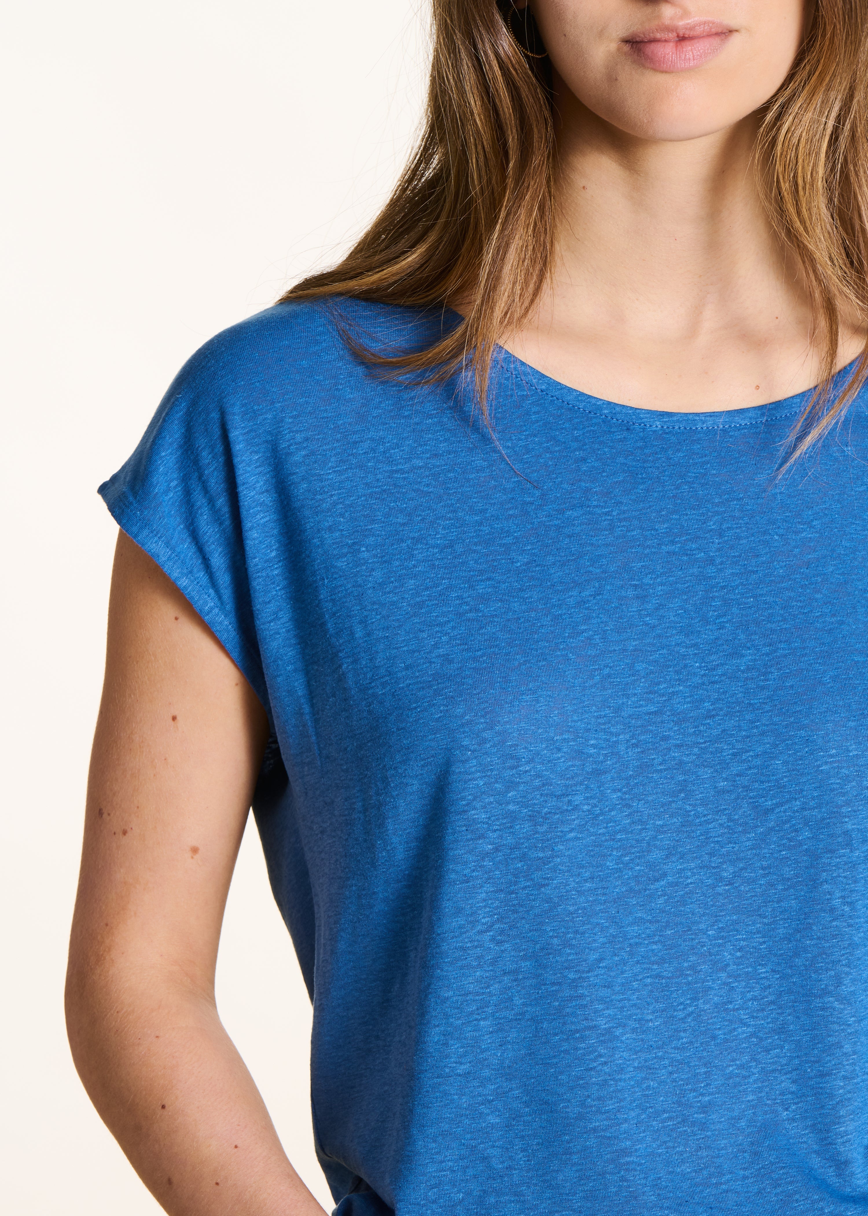 Gerades blaues T-Shirt aus Lyocell und Leinen mit Rundhalsausschnitt
