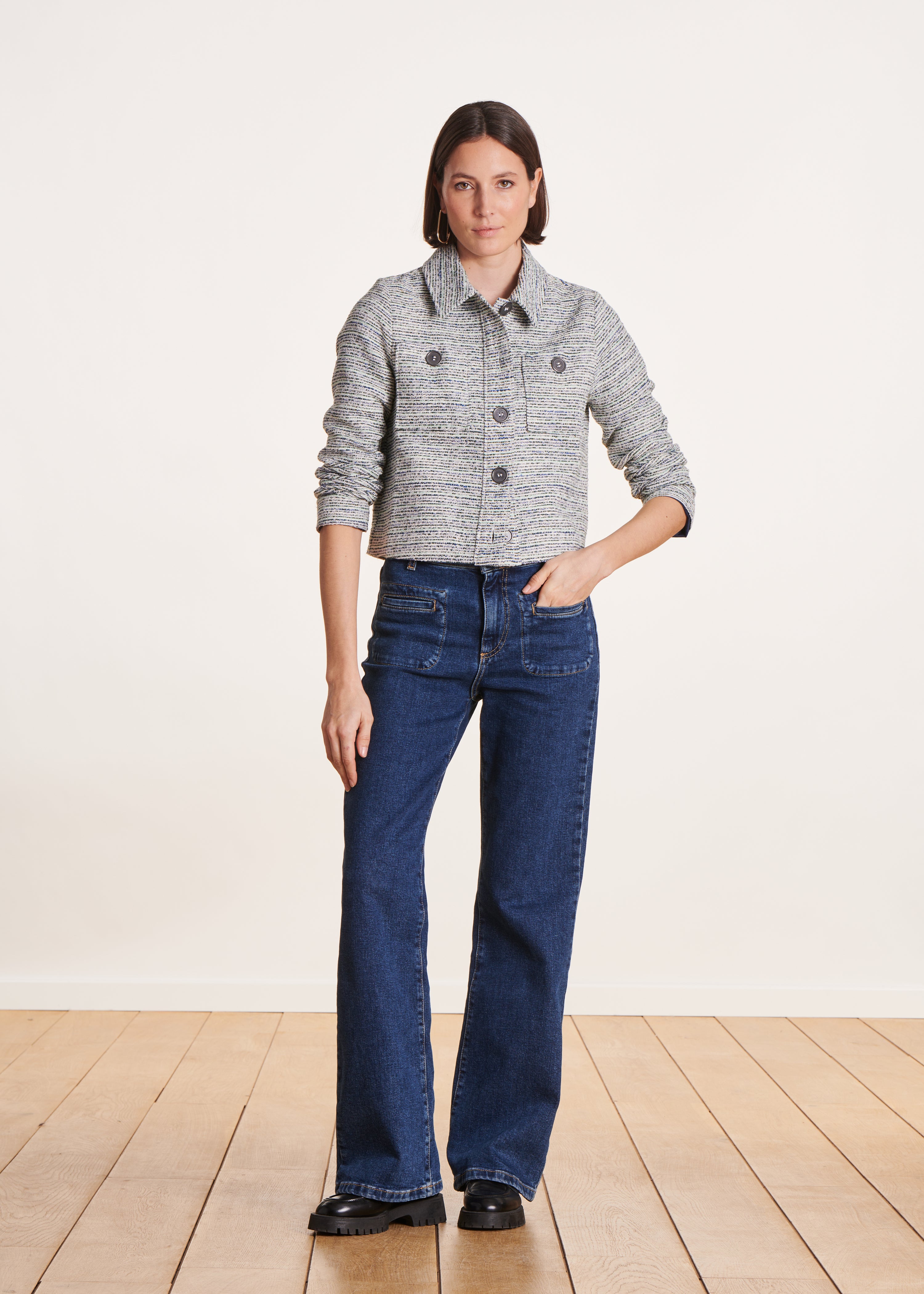 Veste courte et droite grise à col chemise
