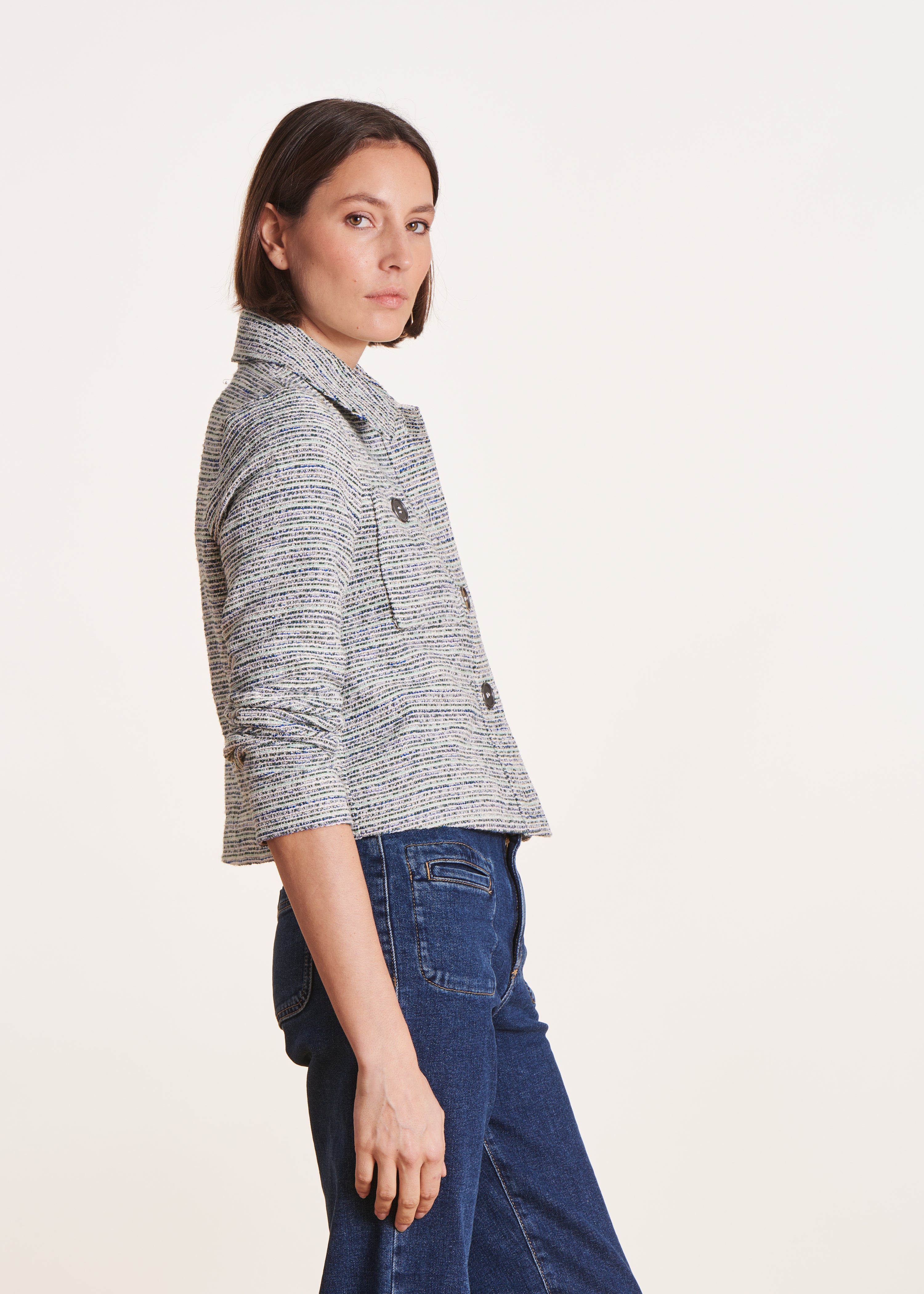 Veste courte et droite grise à col chemise