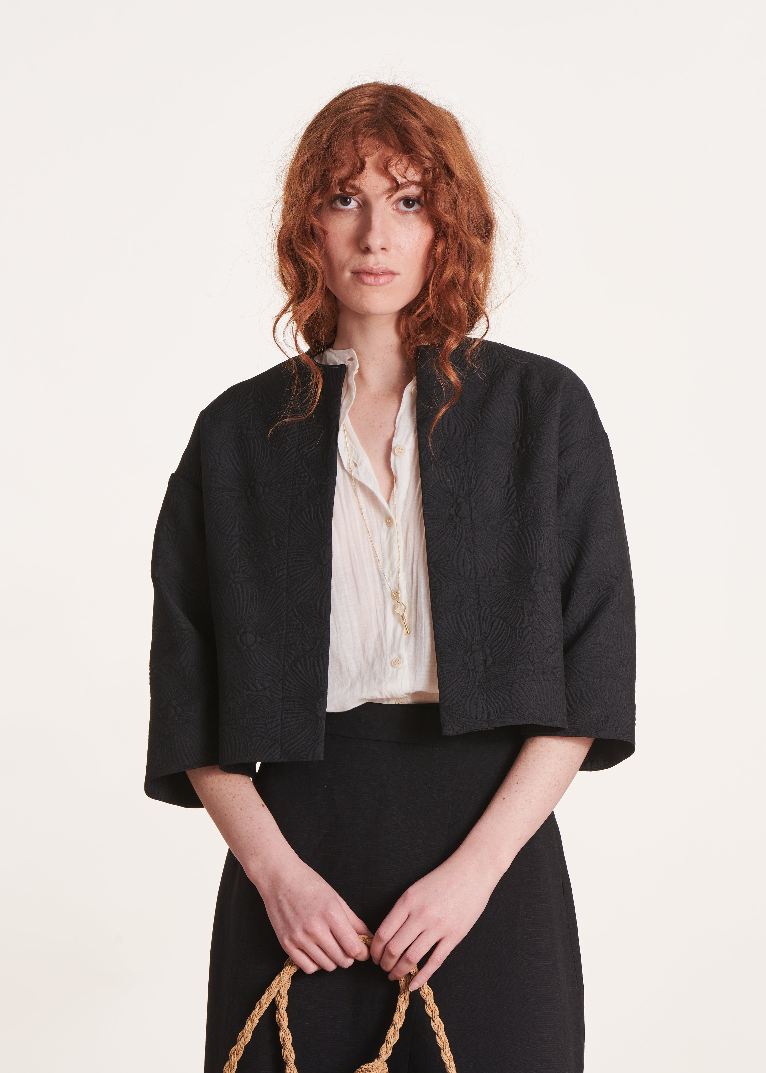 Veste courte noire manches 3/4 en jacquard