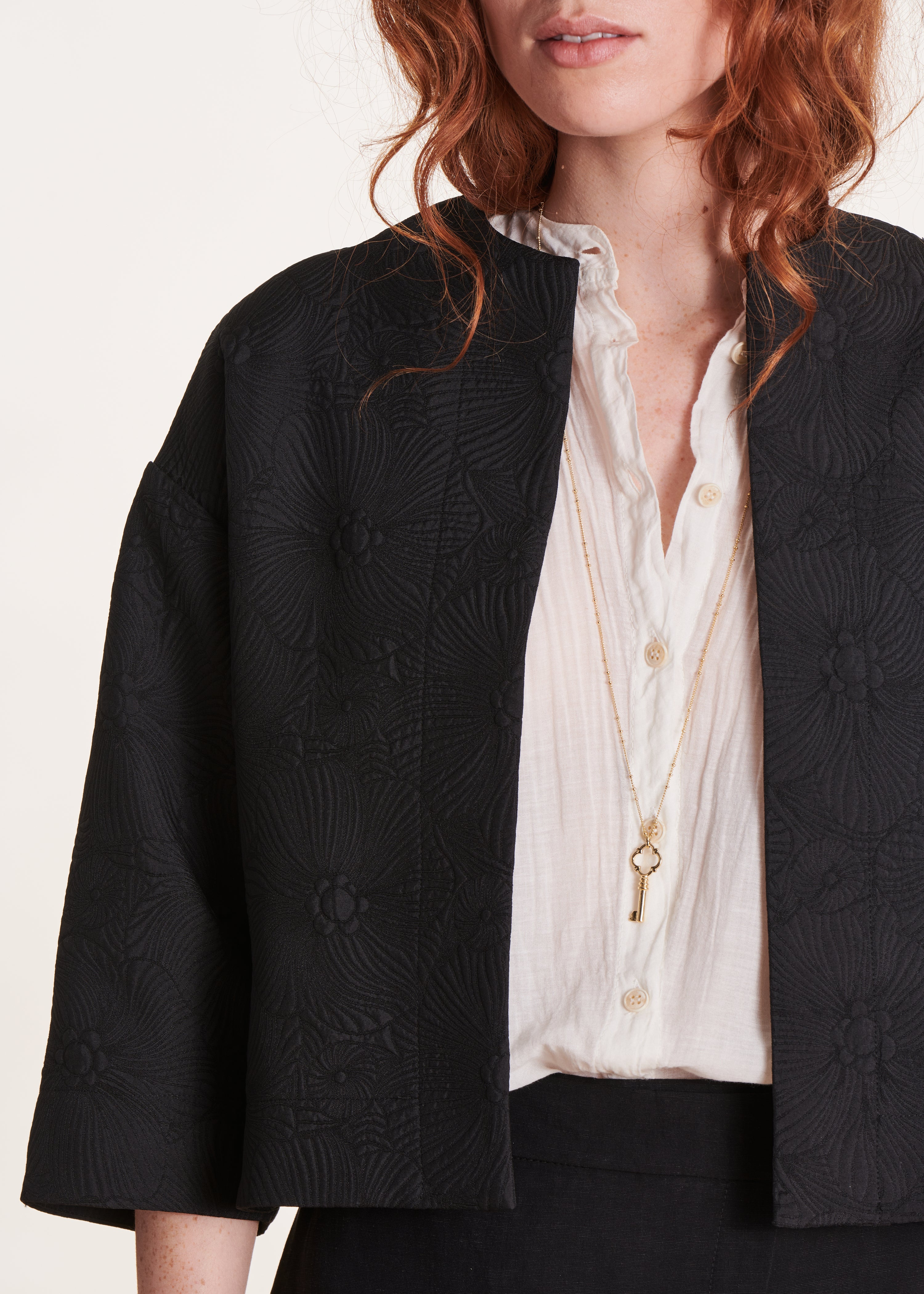 Veste courte noire manches 3/4 en jacquard