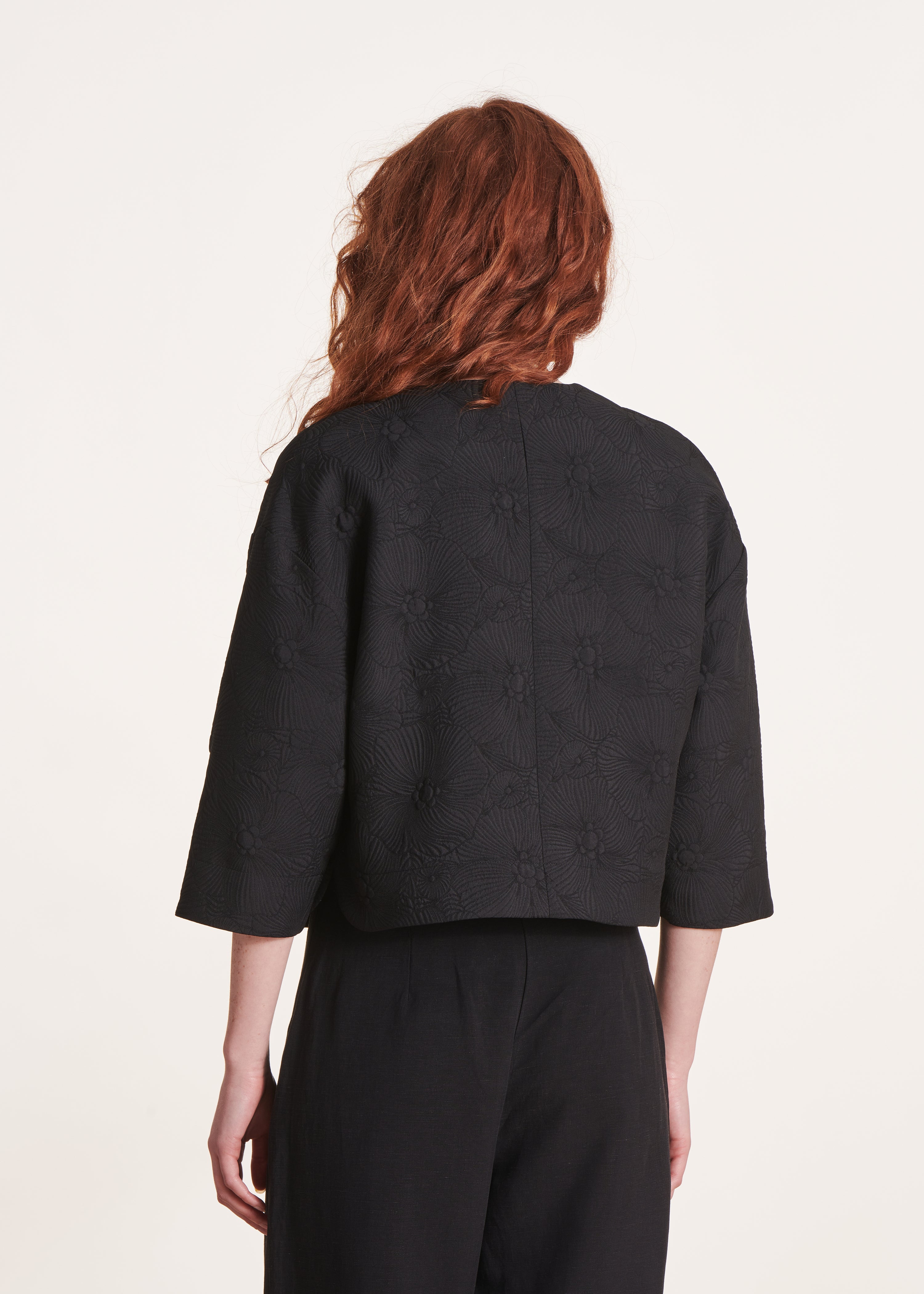 Veste courte noire manches 3/4 en jacquard
