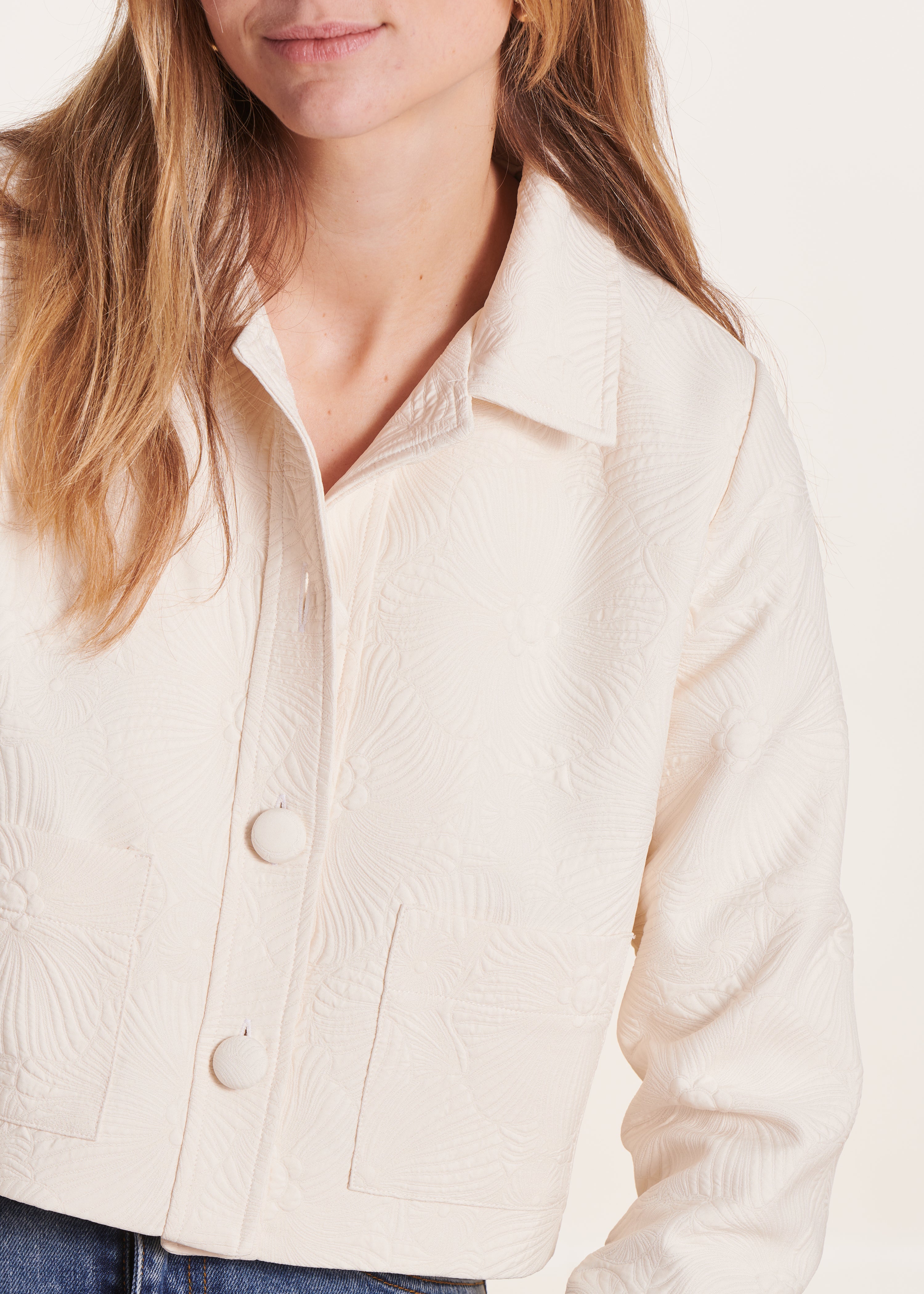 Kurze Jacke aus ungebleichtem Jacquard mit Hemdkragen