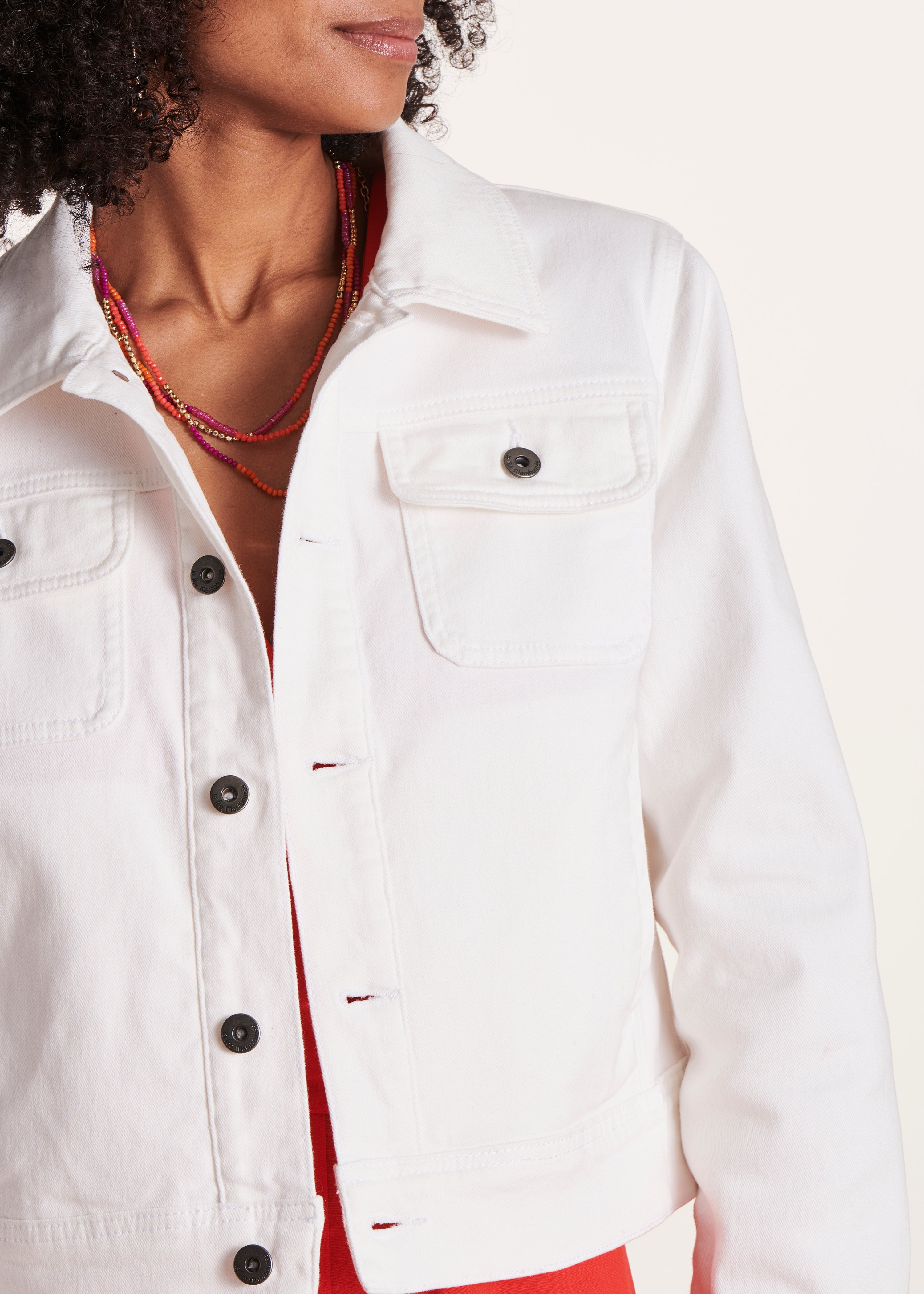 Short fitted white jacket in organic cotton