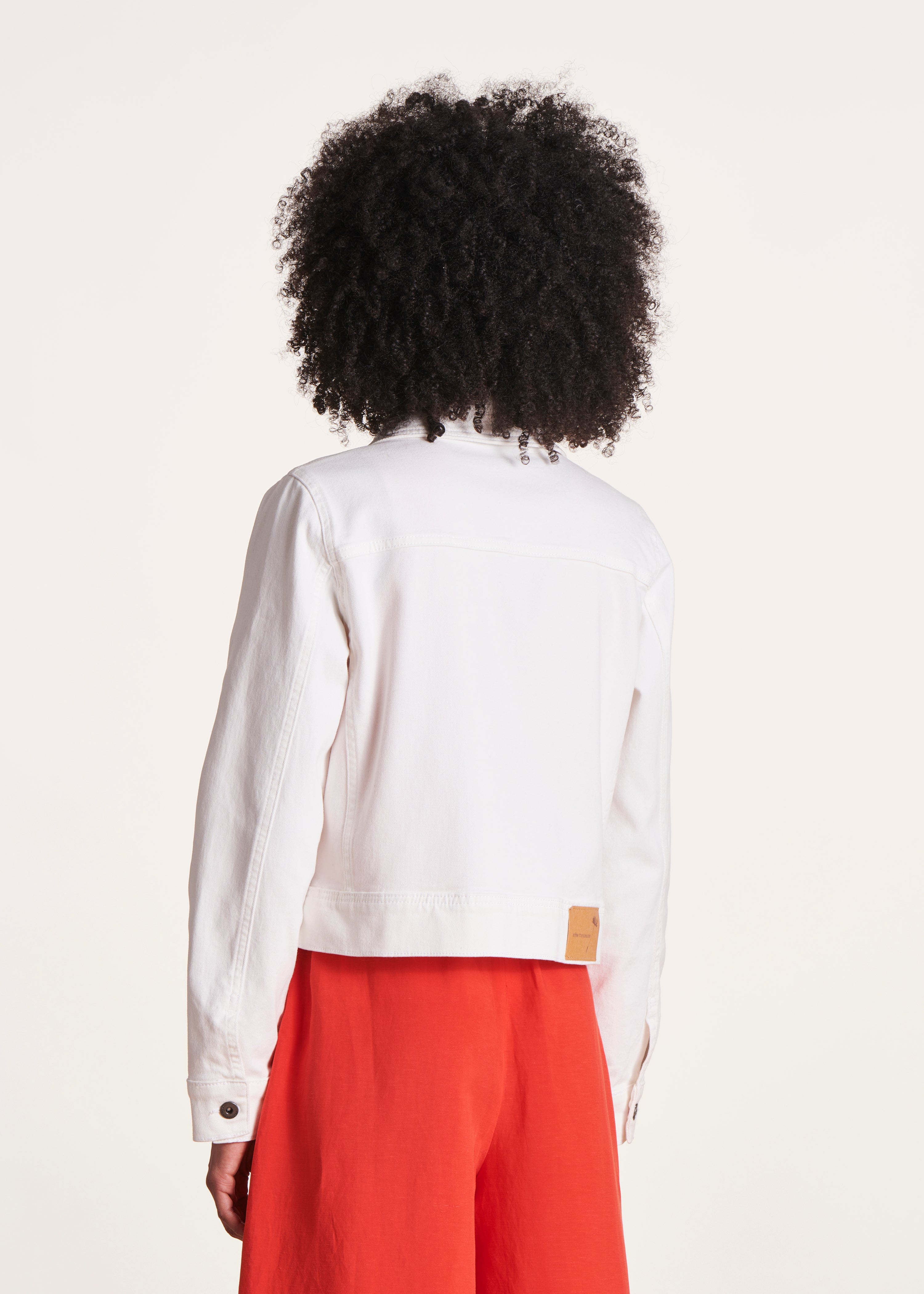 Short fitted white jacket in organic cotton