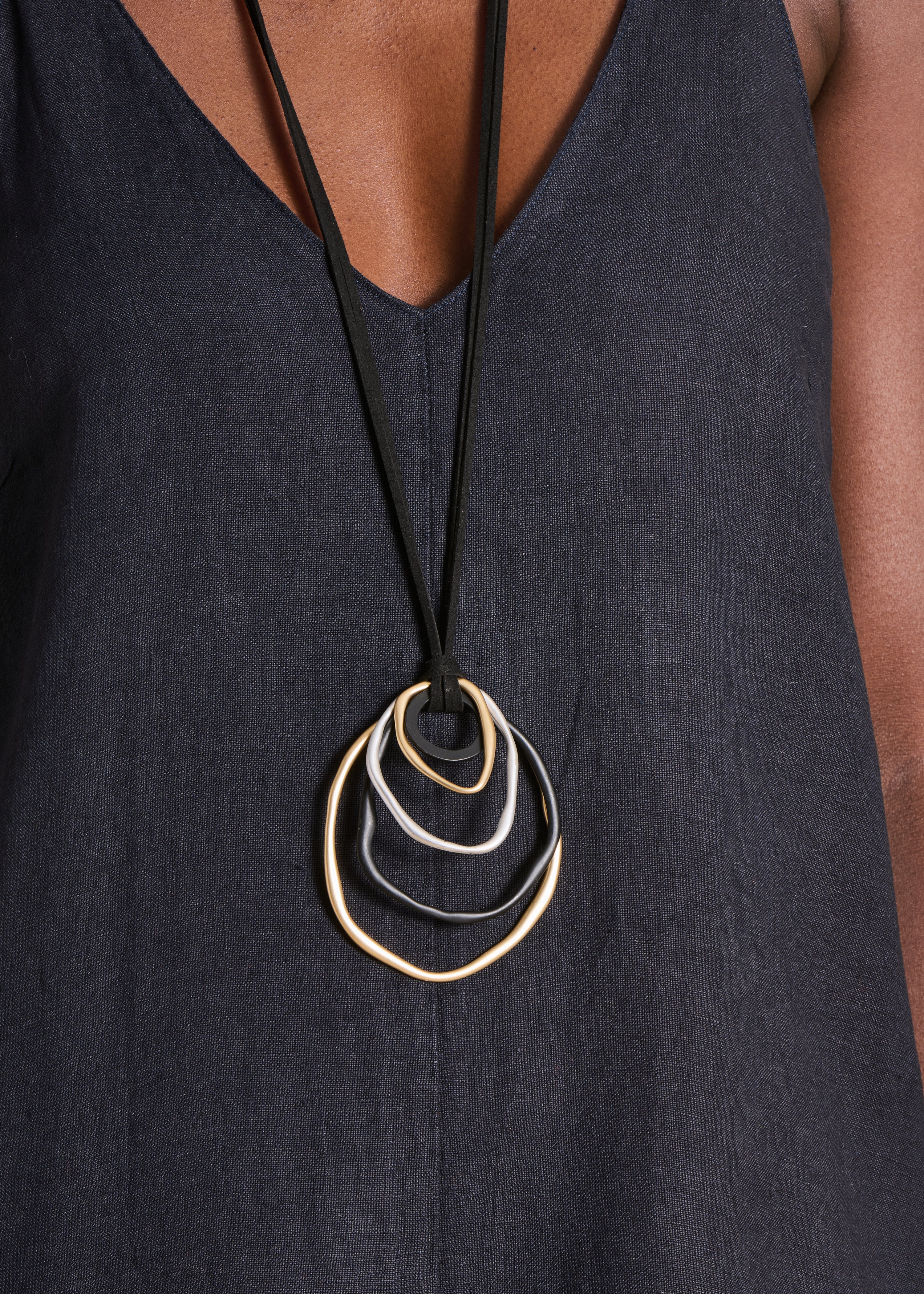 Collier sautoir doré avec chaîne en tissu