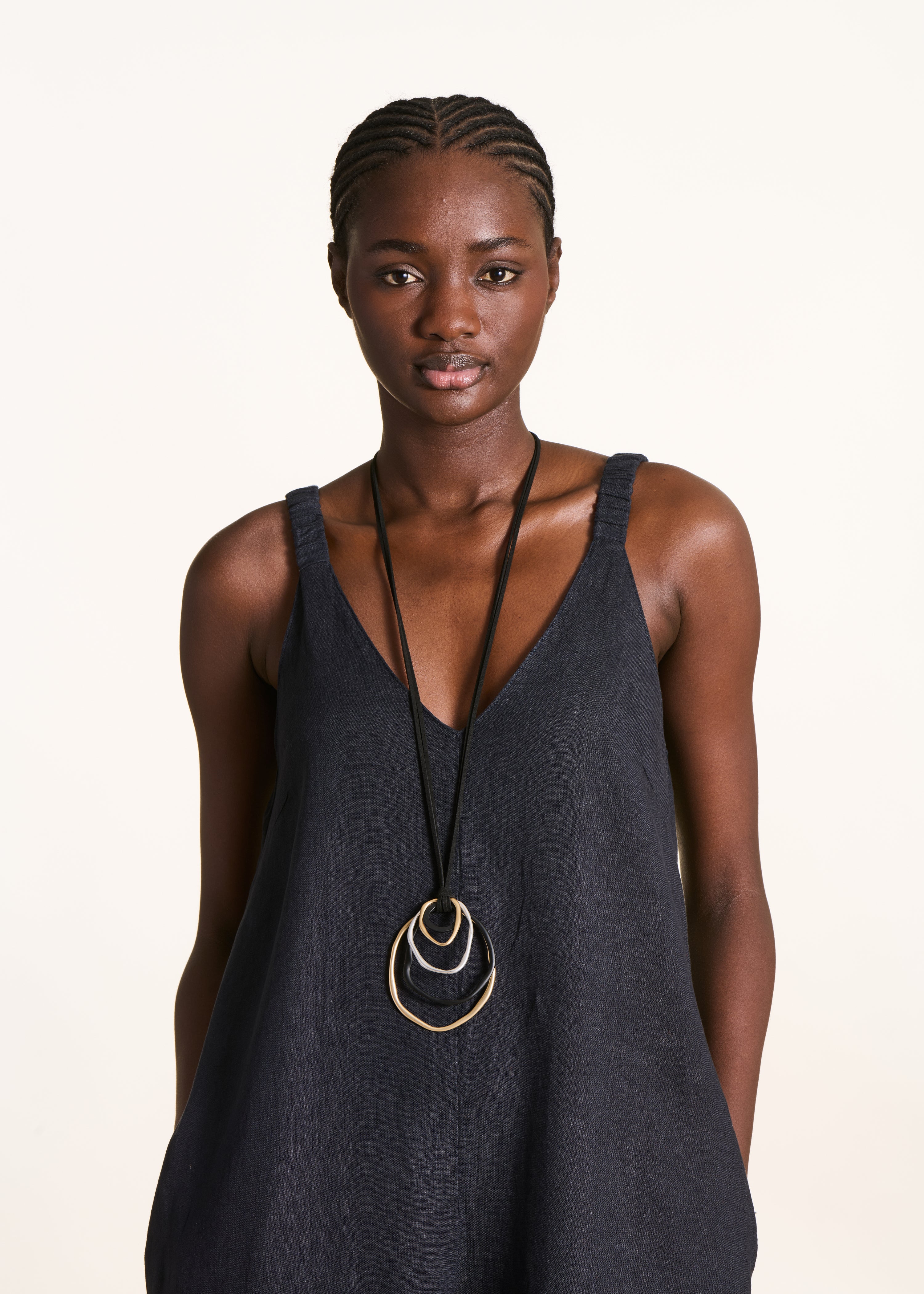 Collier sautoir doré avec chaîne en tissu