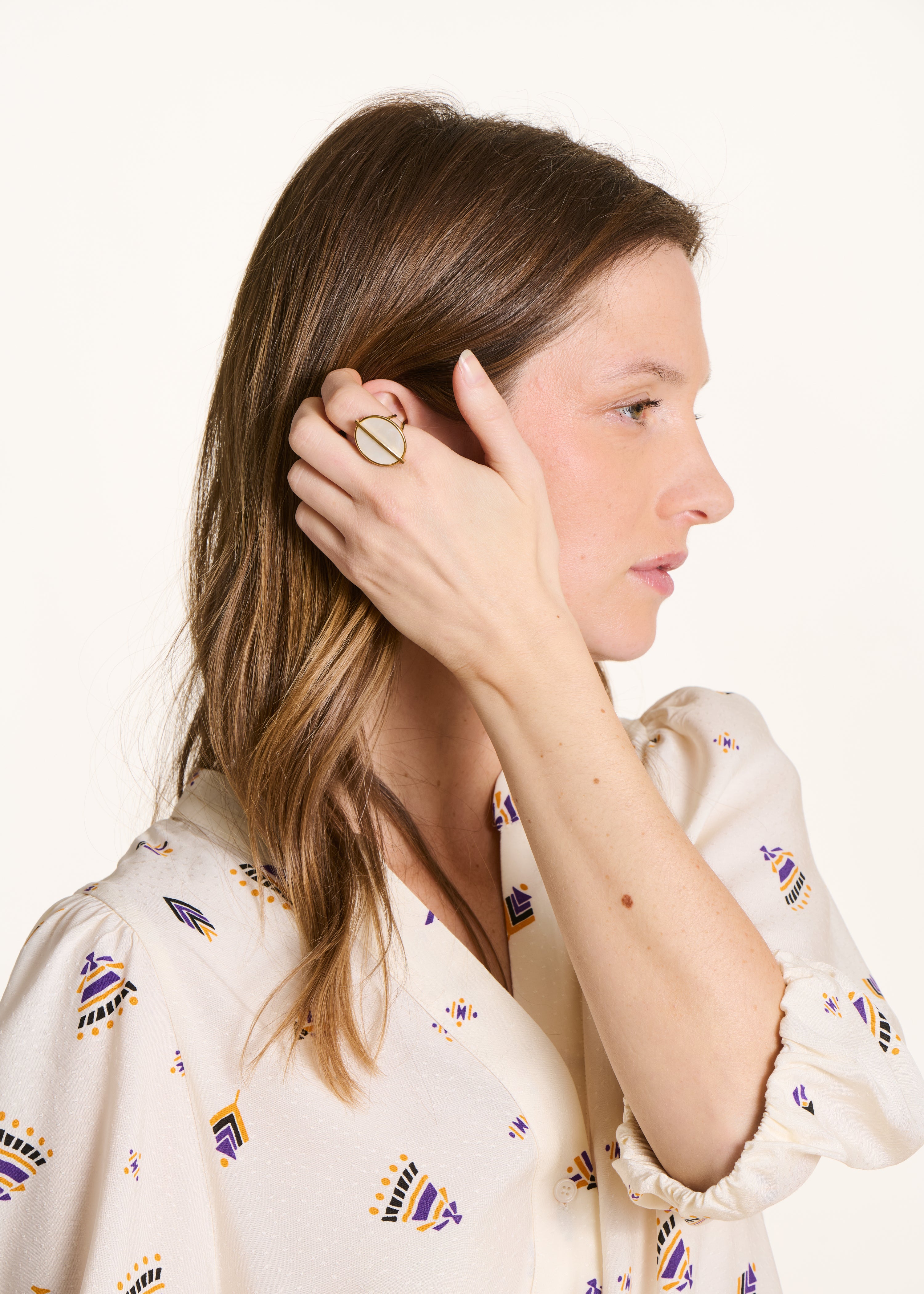Bague dorée ronde avec nacre