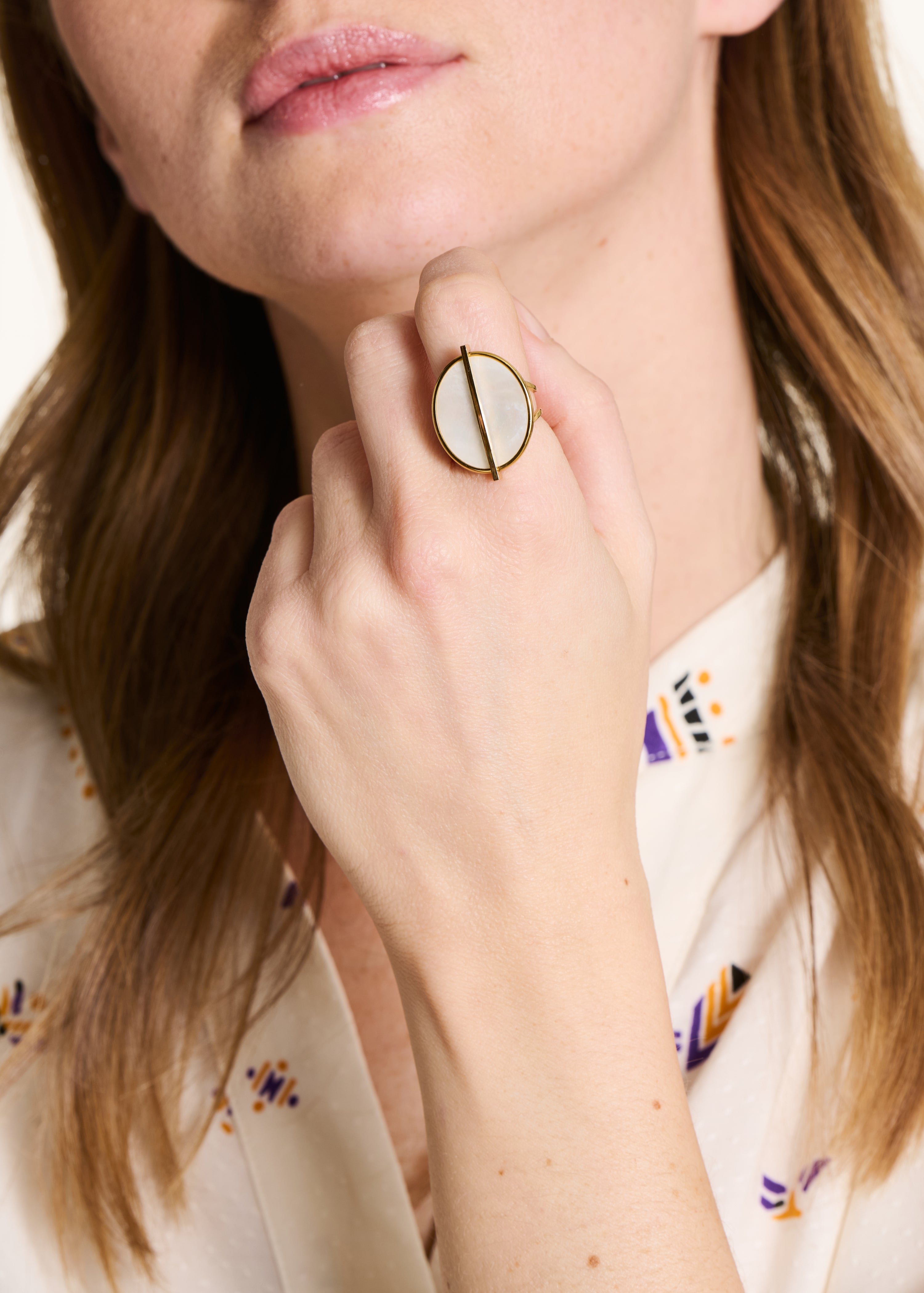 Runde goldene Ring mit Perlmutt