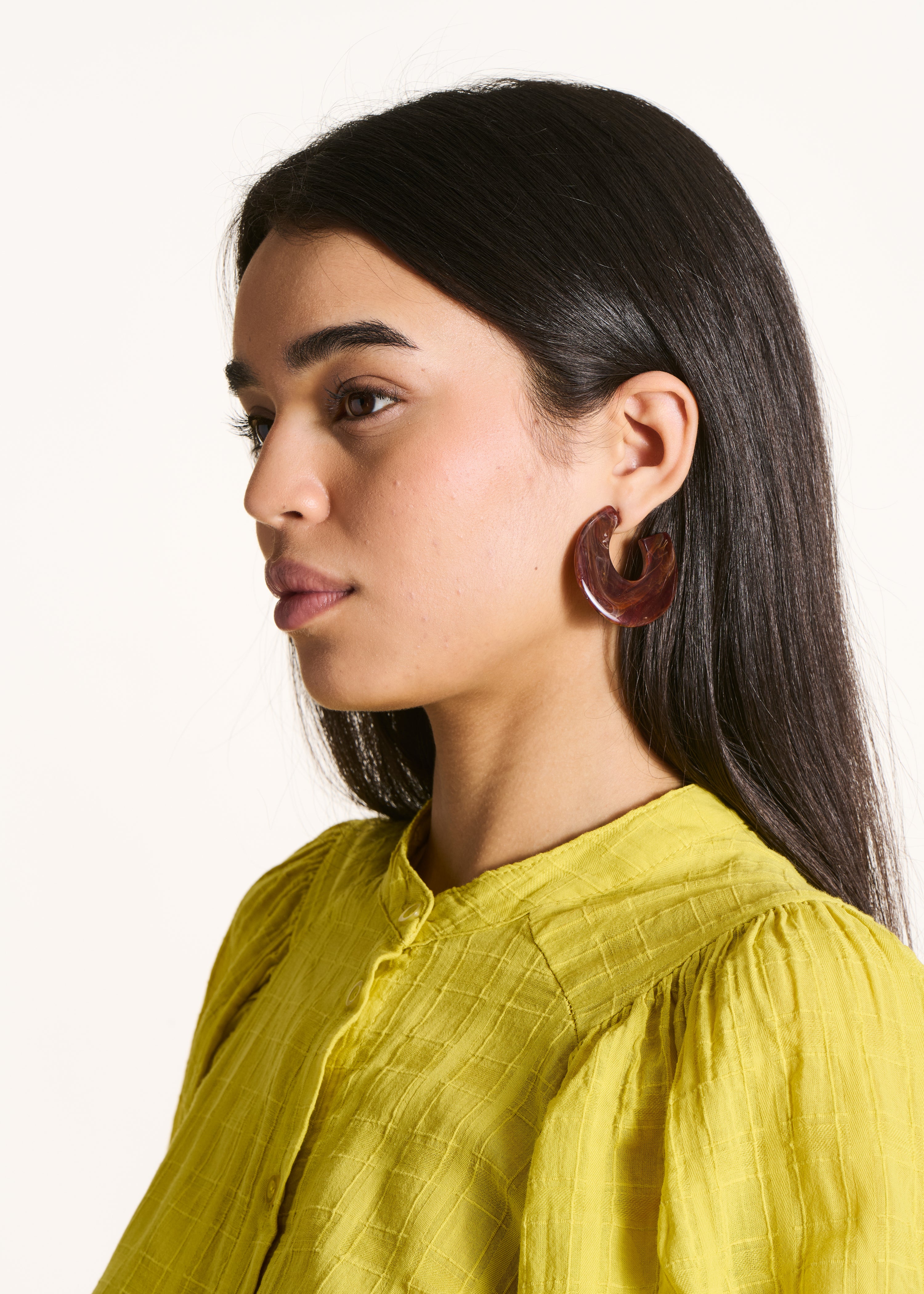 Boucles d'oreilles créoles en résine marron
