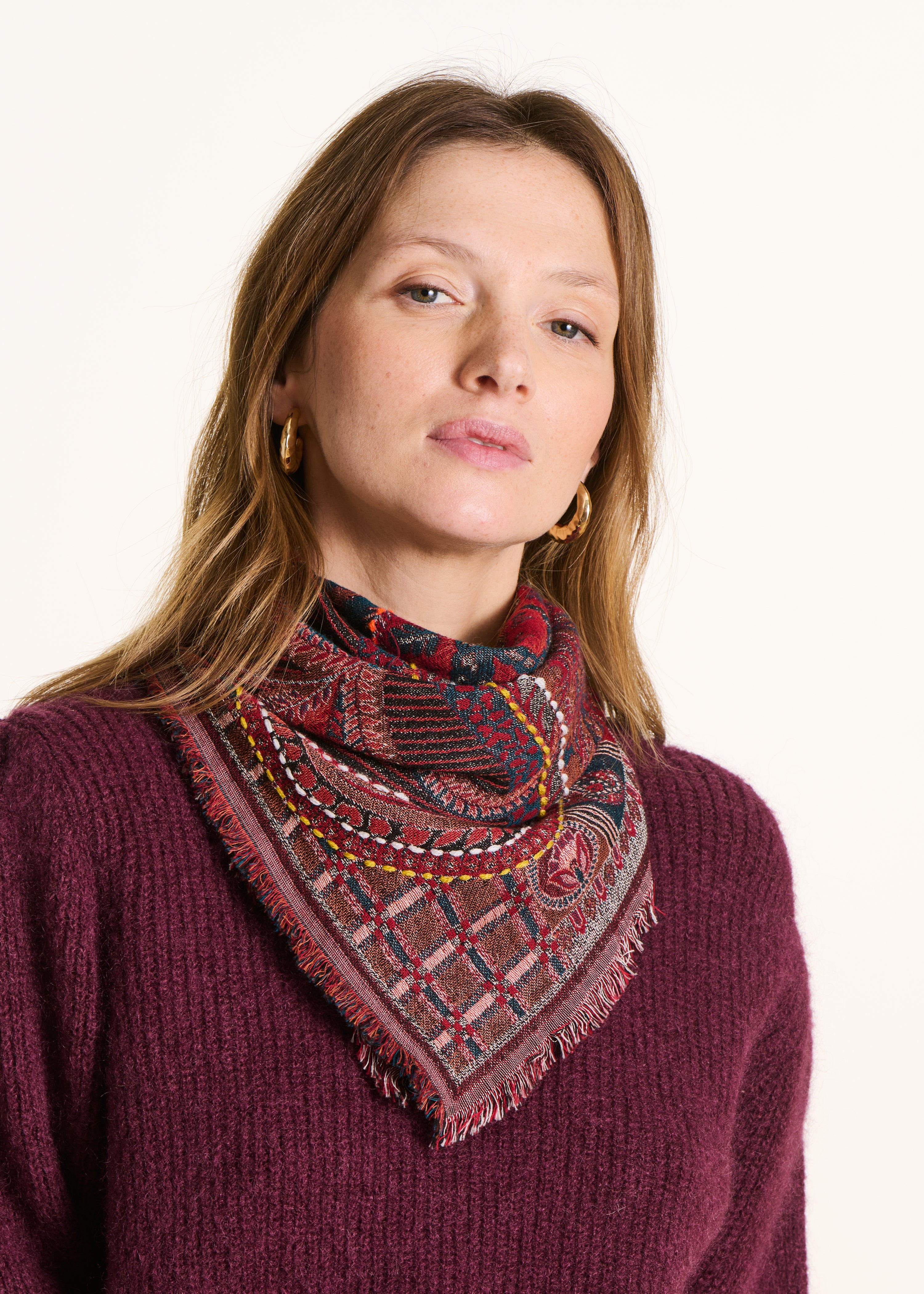 Red scarf in cotton and wool with embroidery