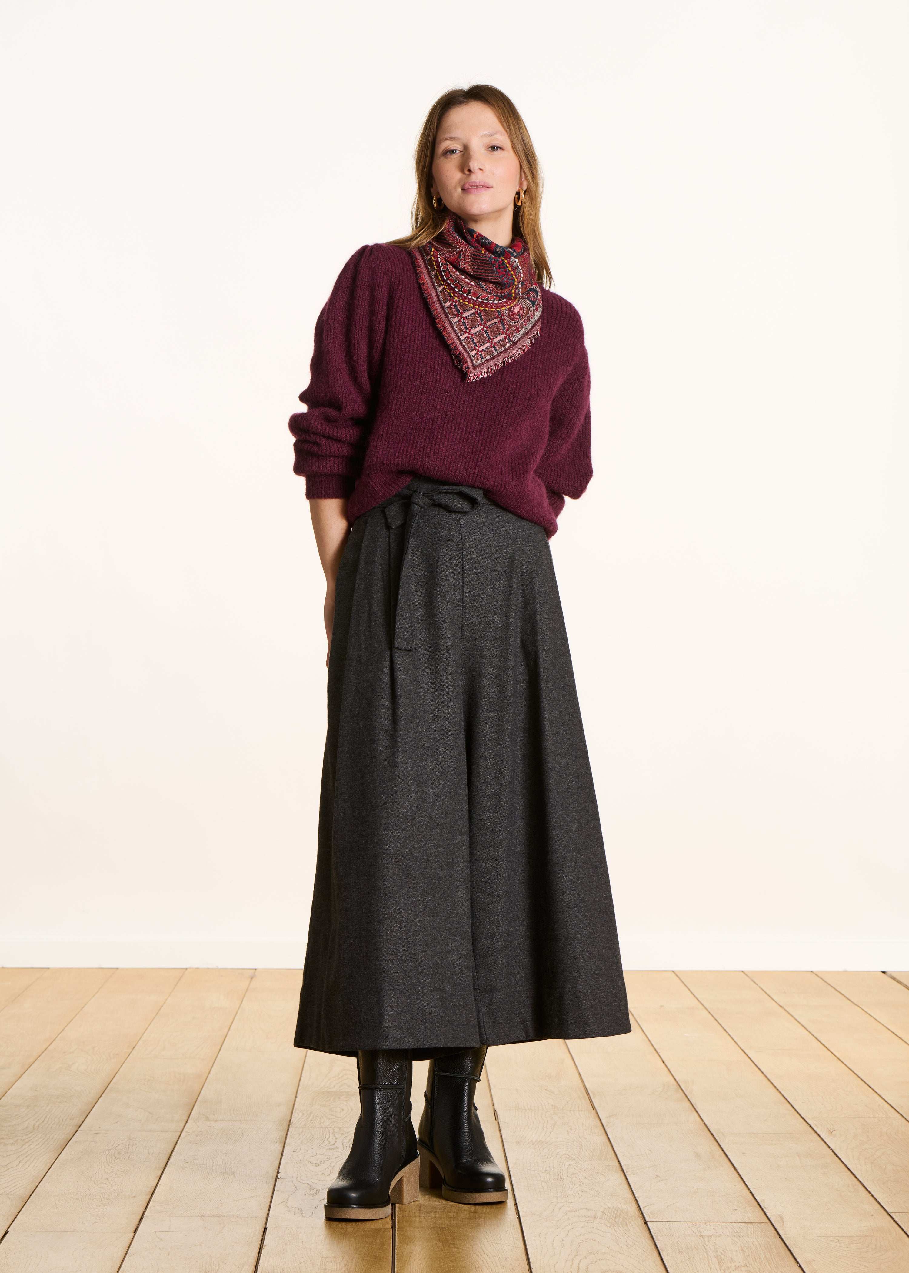 Red scarf in cotton and wool with embroidery