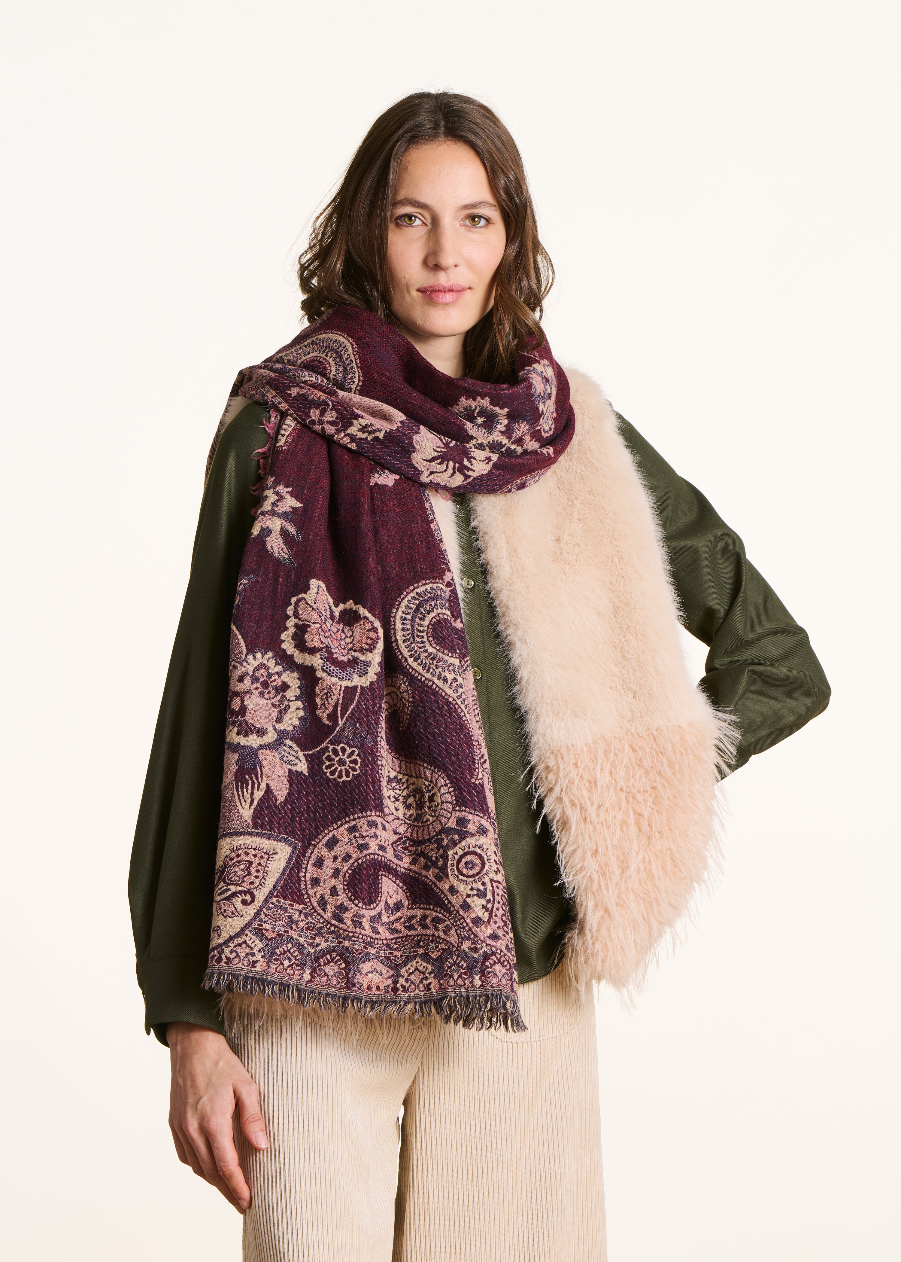 Sciarpa bordeaux in lana ricamata
