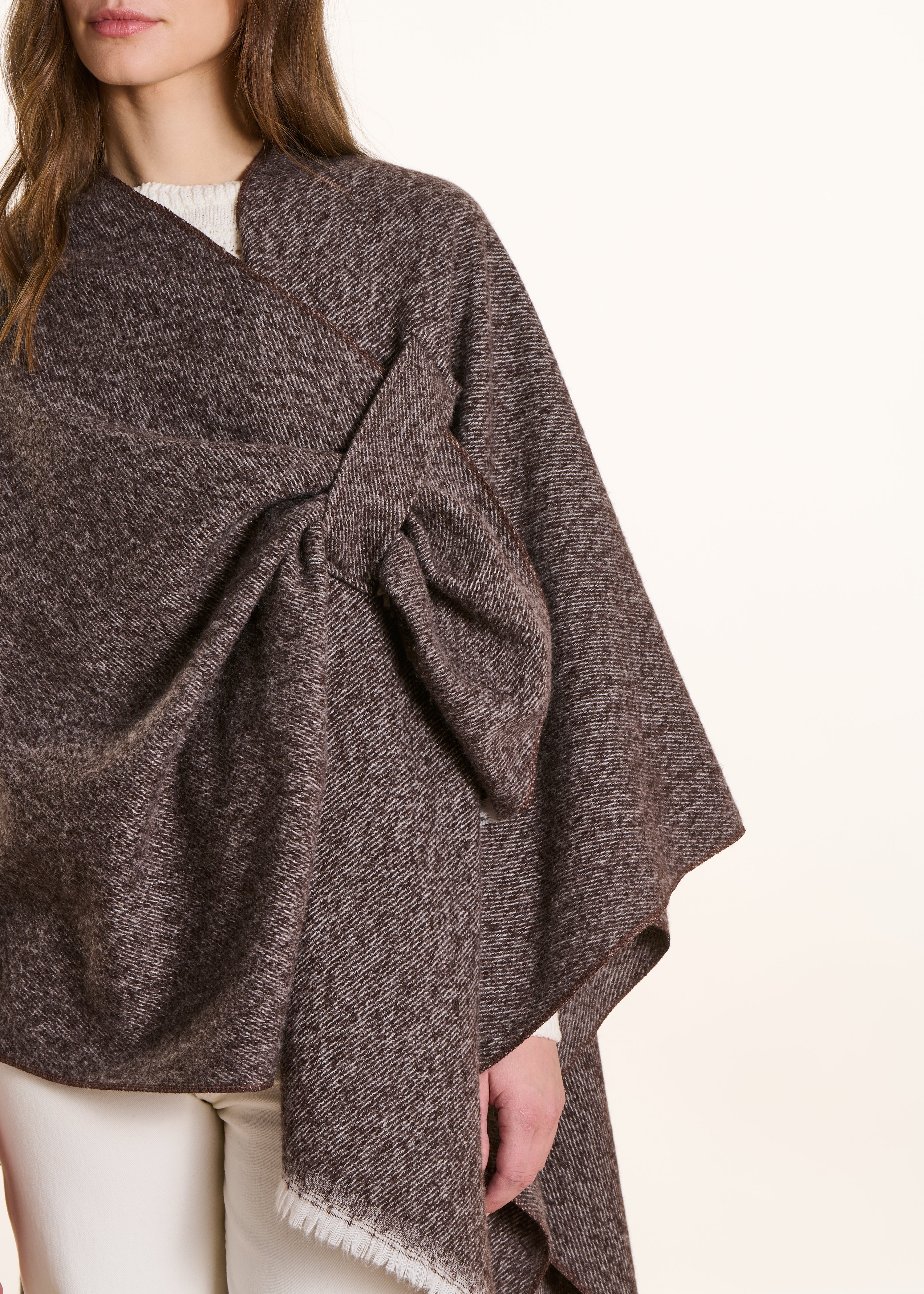 Poncho taupe con frange