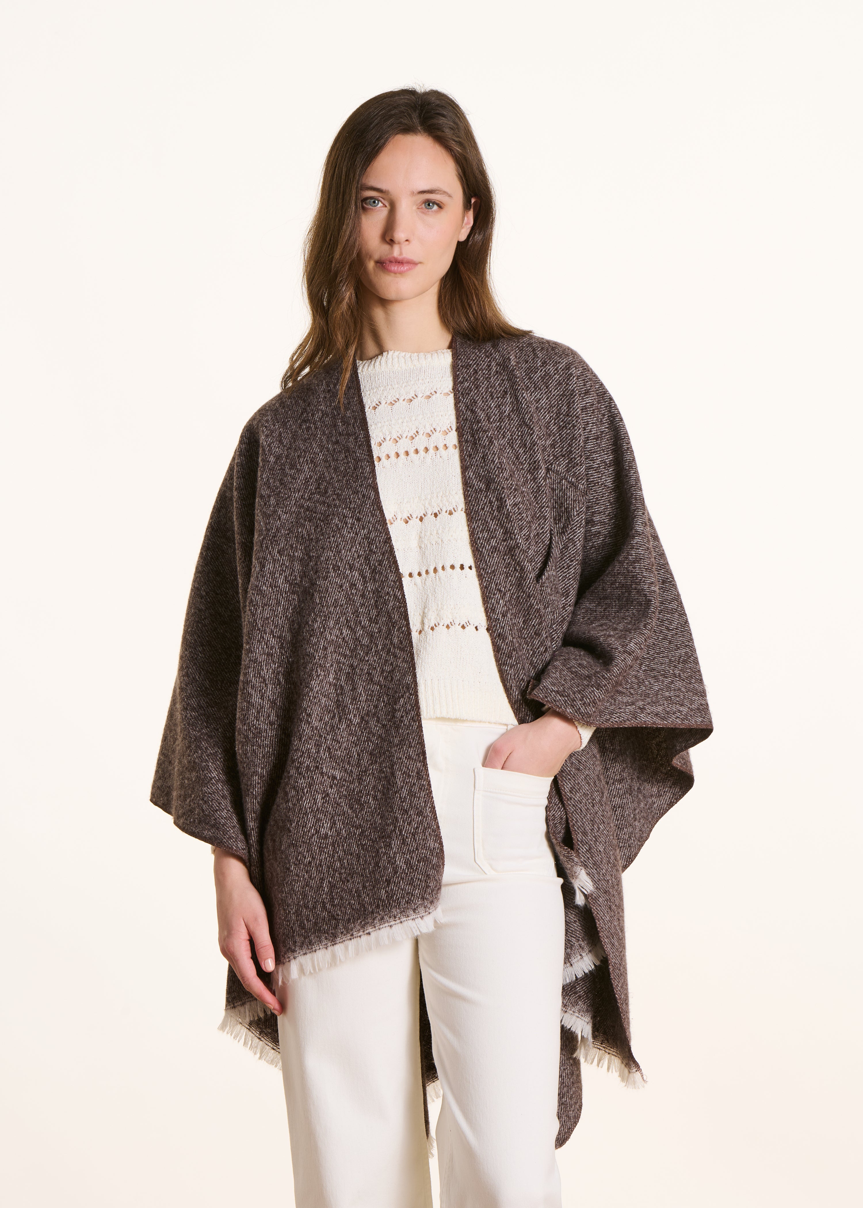 Poncho taupe con frange