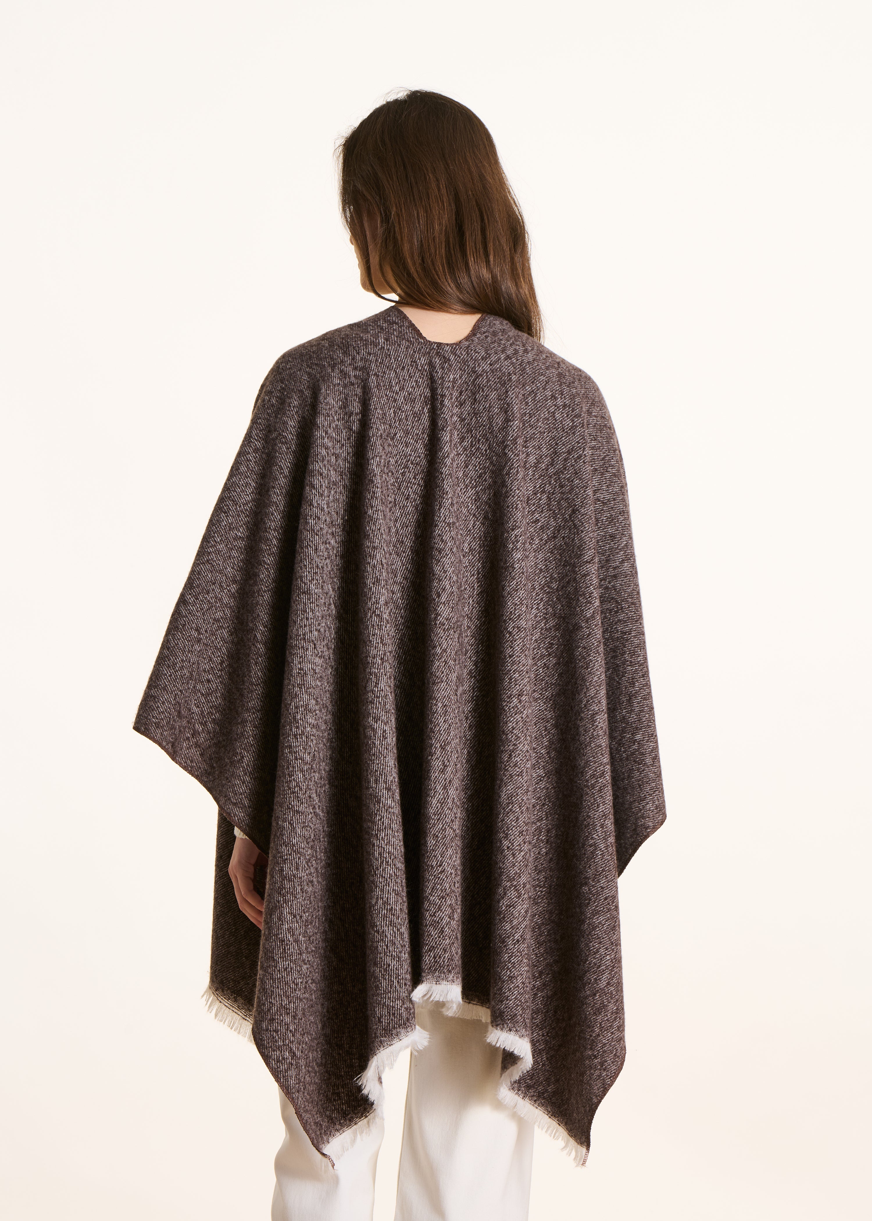 Poncho taupe con frange
