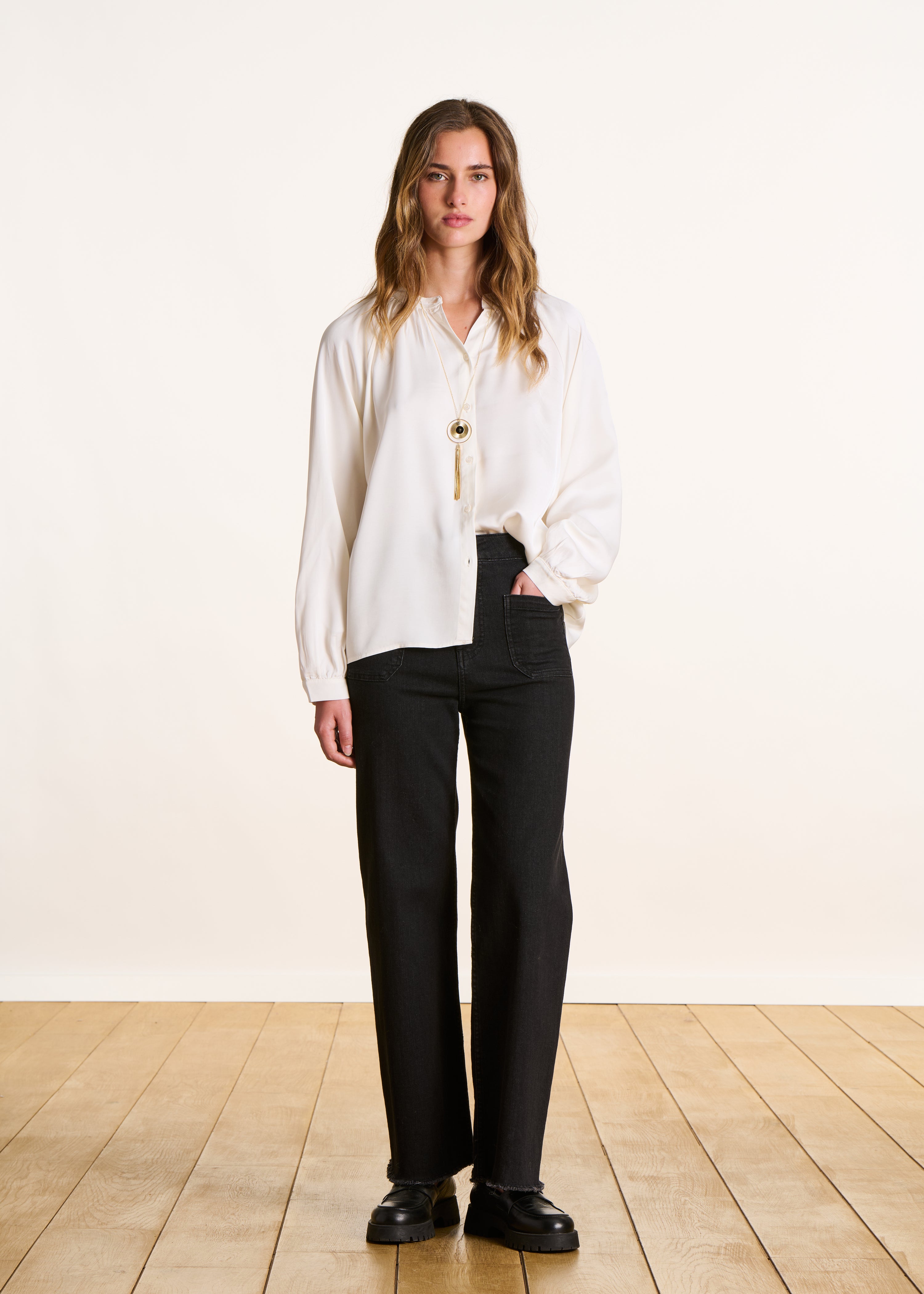 Chemise ample blanc cassé en satin à col rond