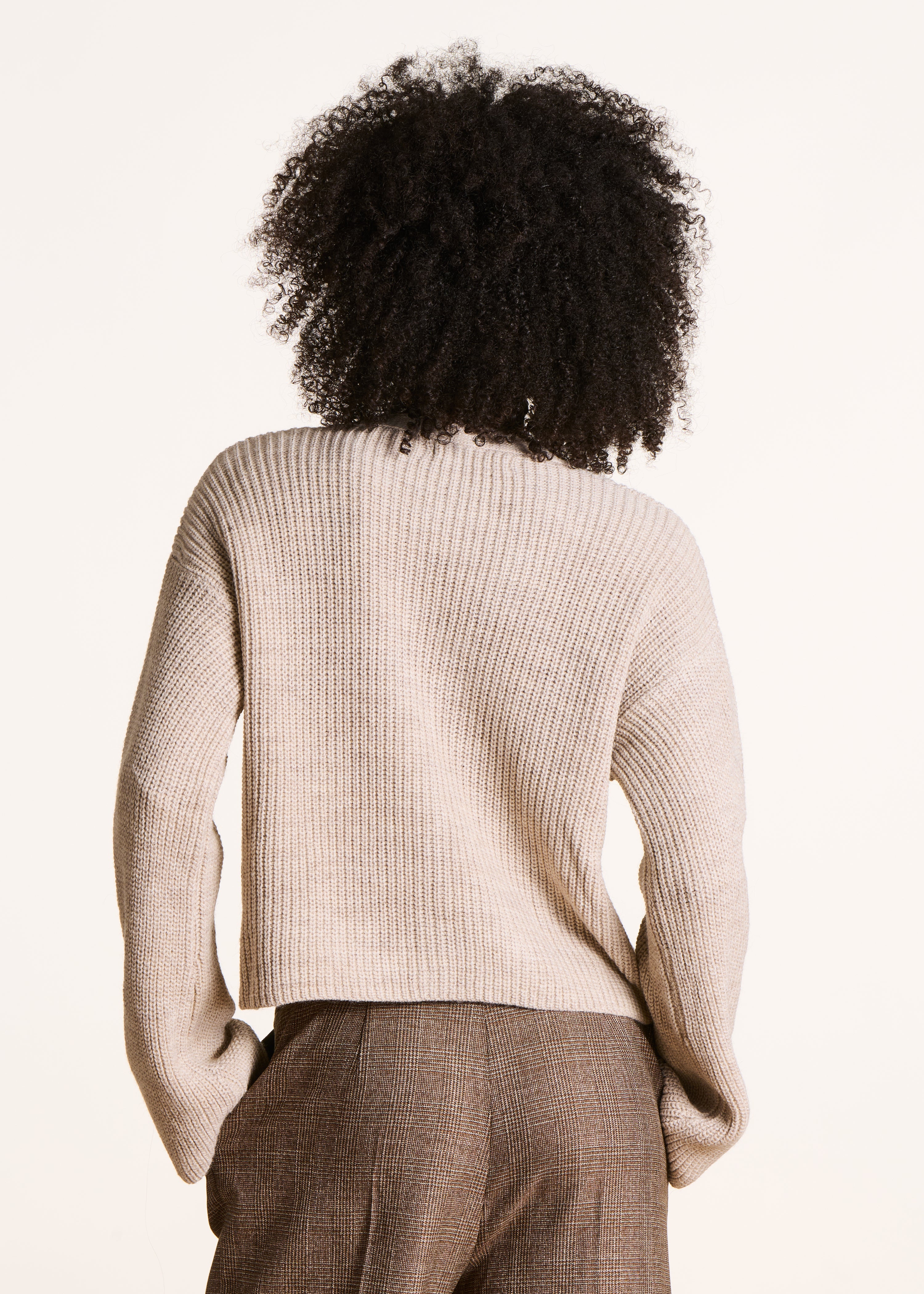 Short beige cardigan in pearl ribbing