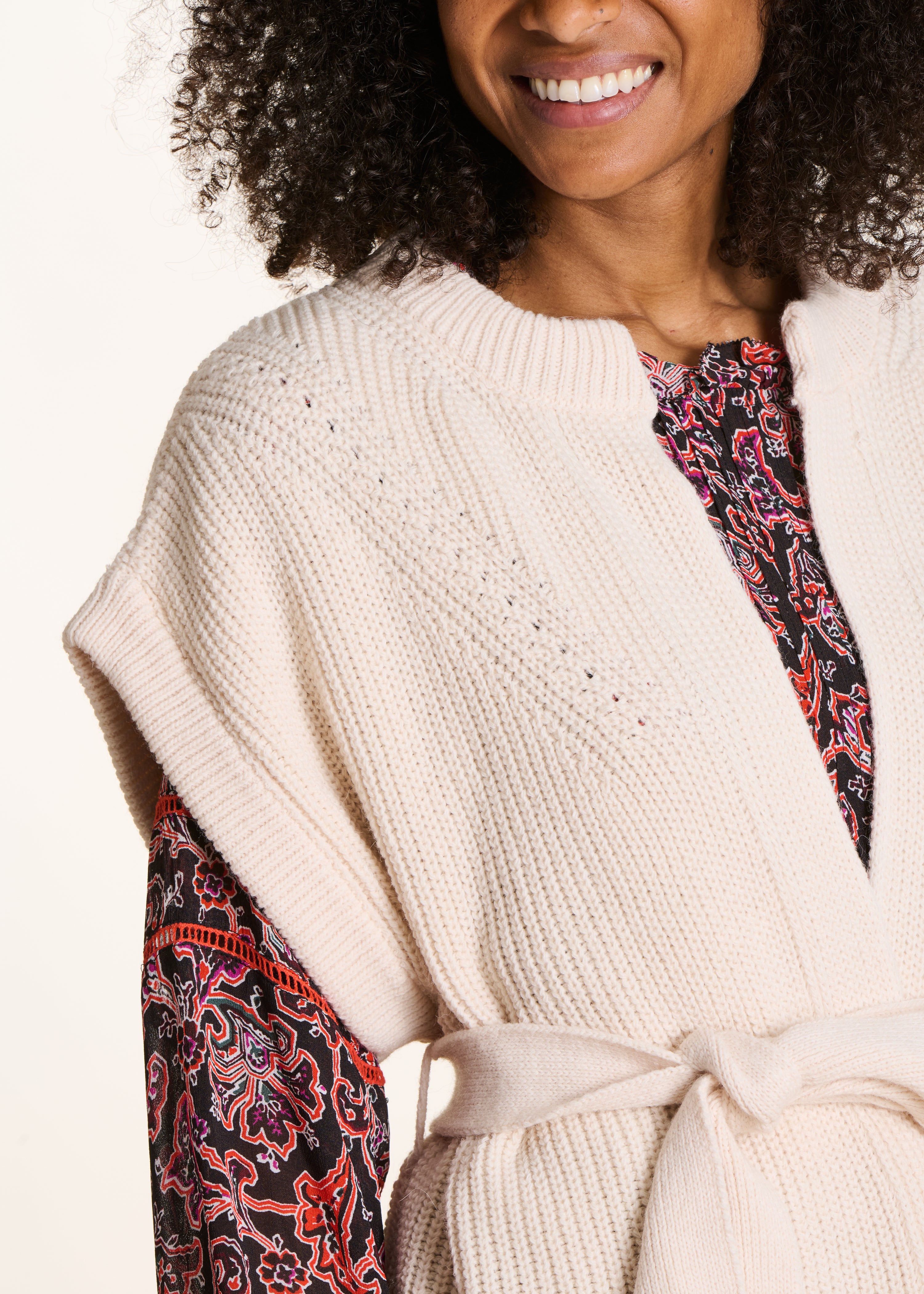Cardigan con cintura in maglia a coste perlate ecrù