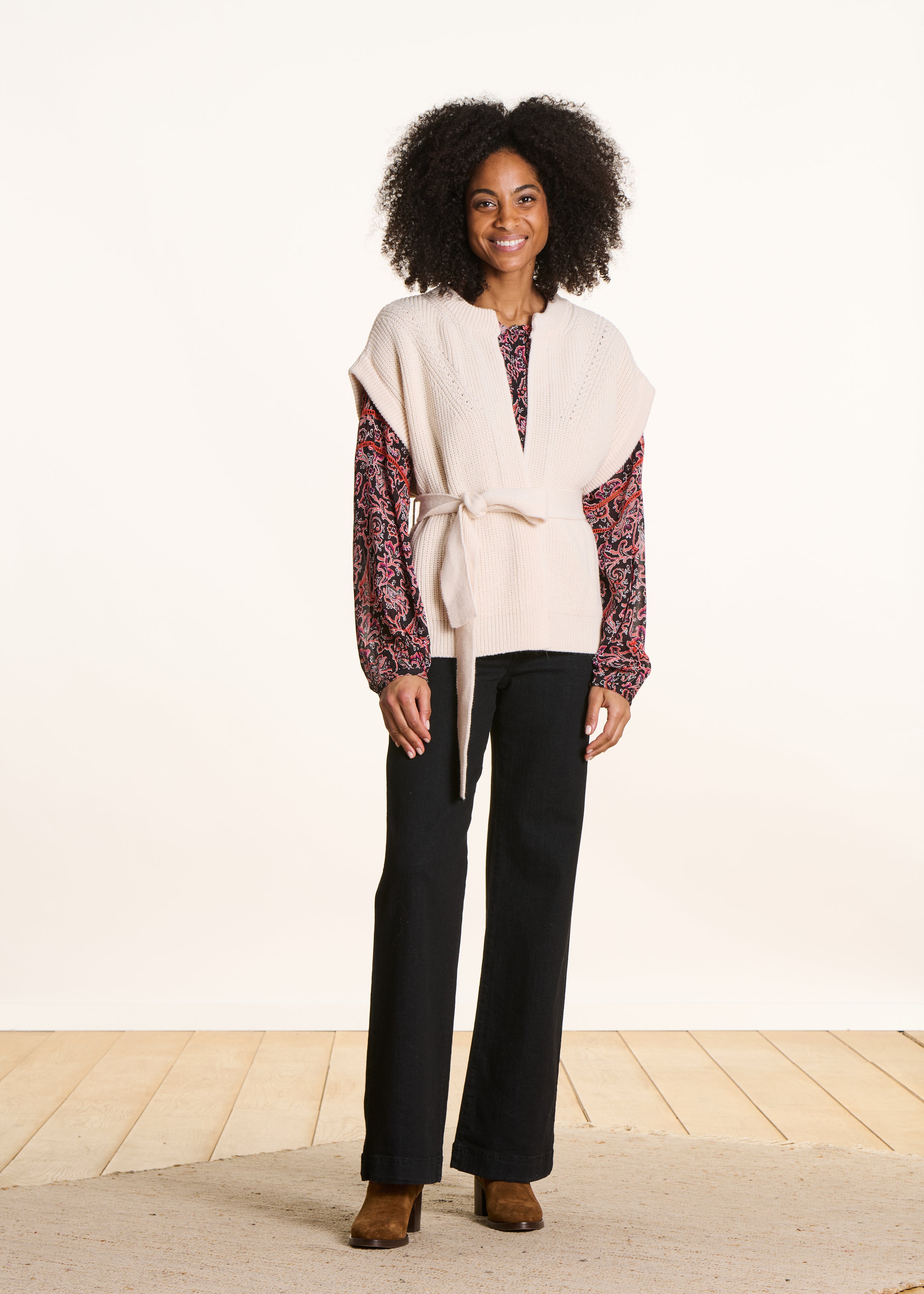 Cardigan con cintura in maglia a coste perlate ecrù