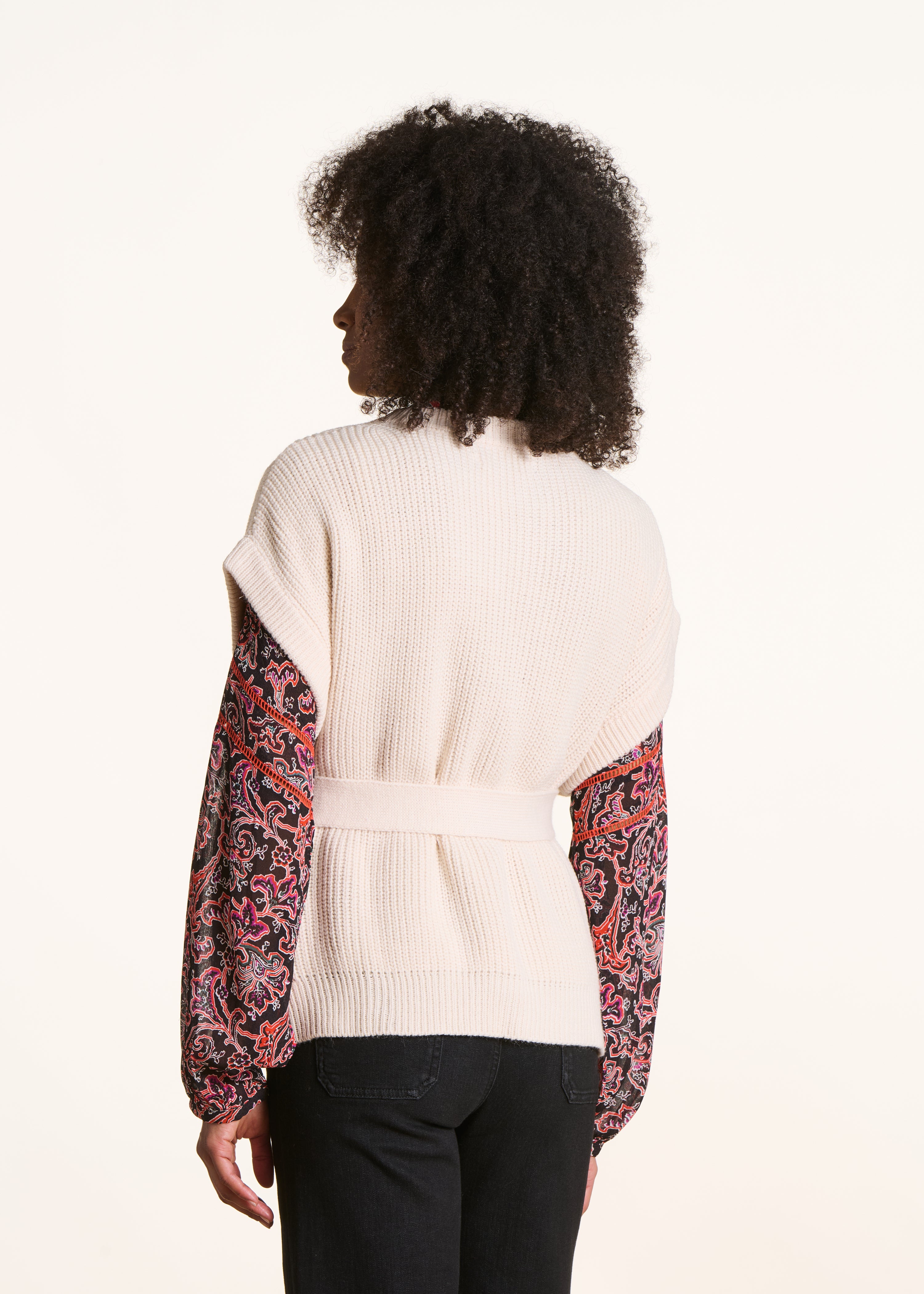 Cardigan con cintura in maglia a coste perlate ecrù