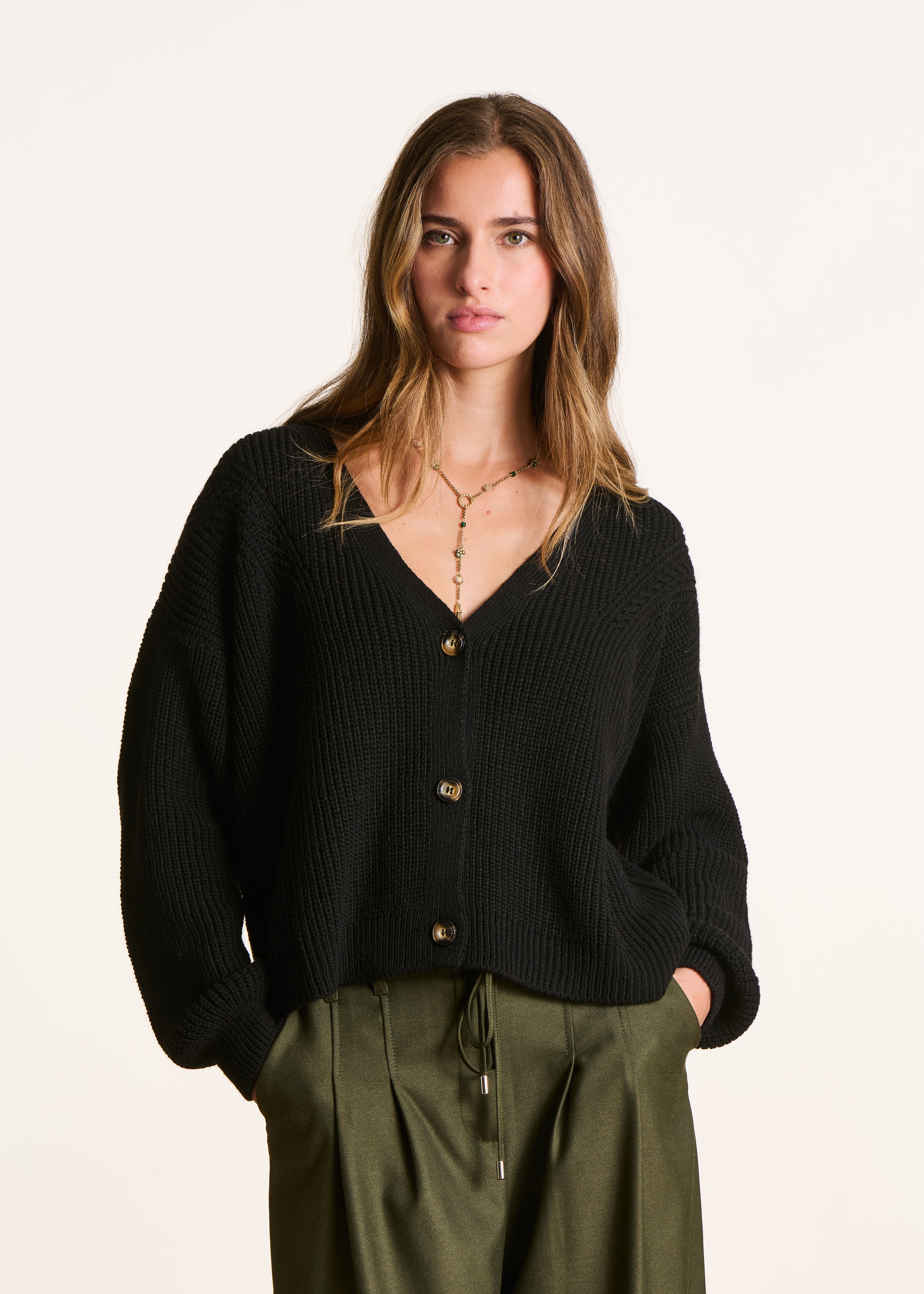 Loose-fitting short cardigan in black beaded rib knit