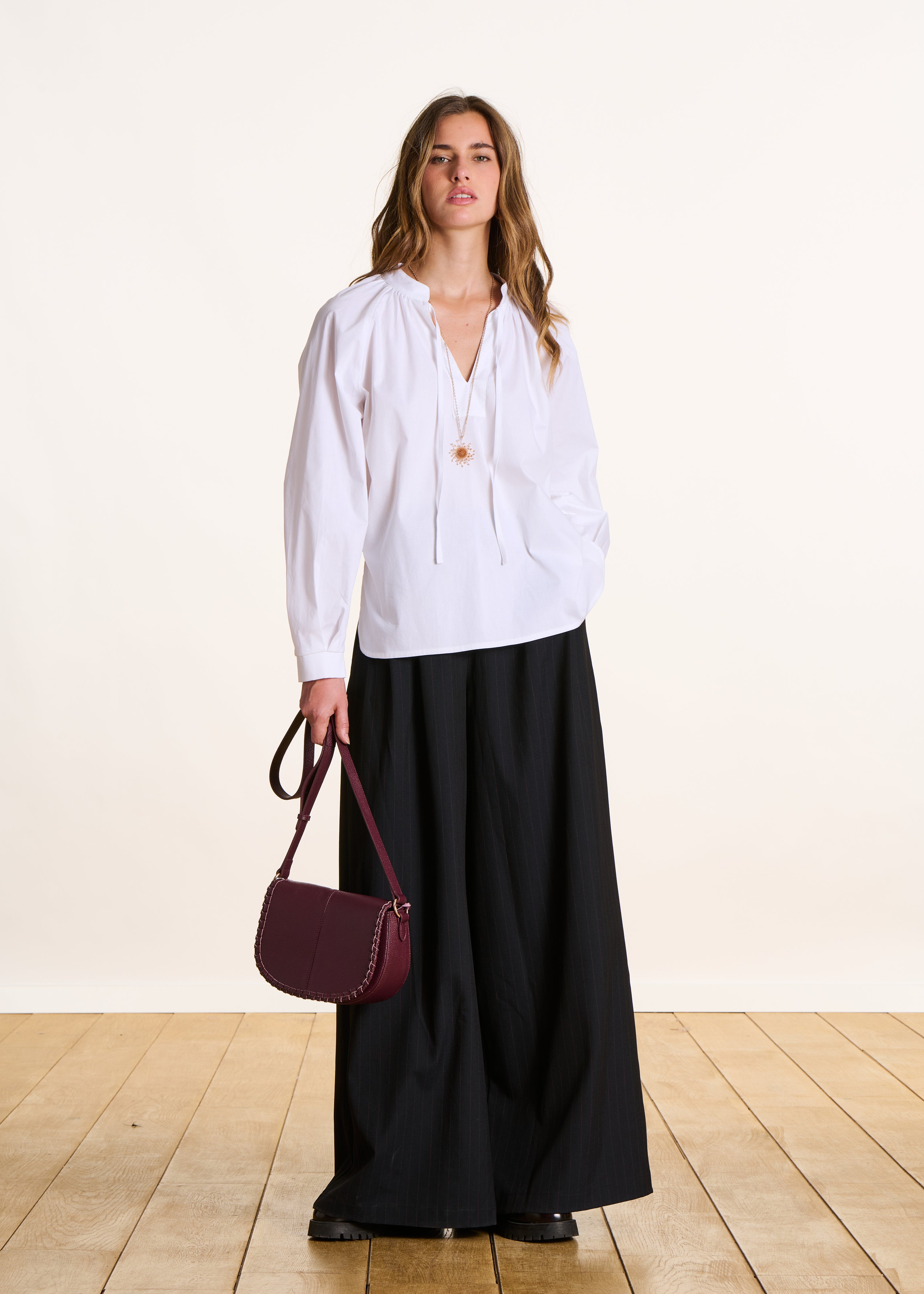 Pantalone blu scuro oversize a righe vita alta