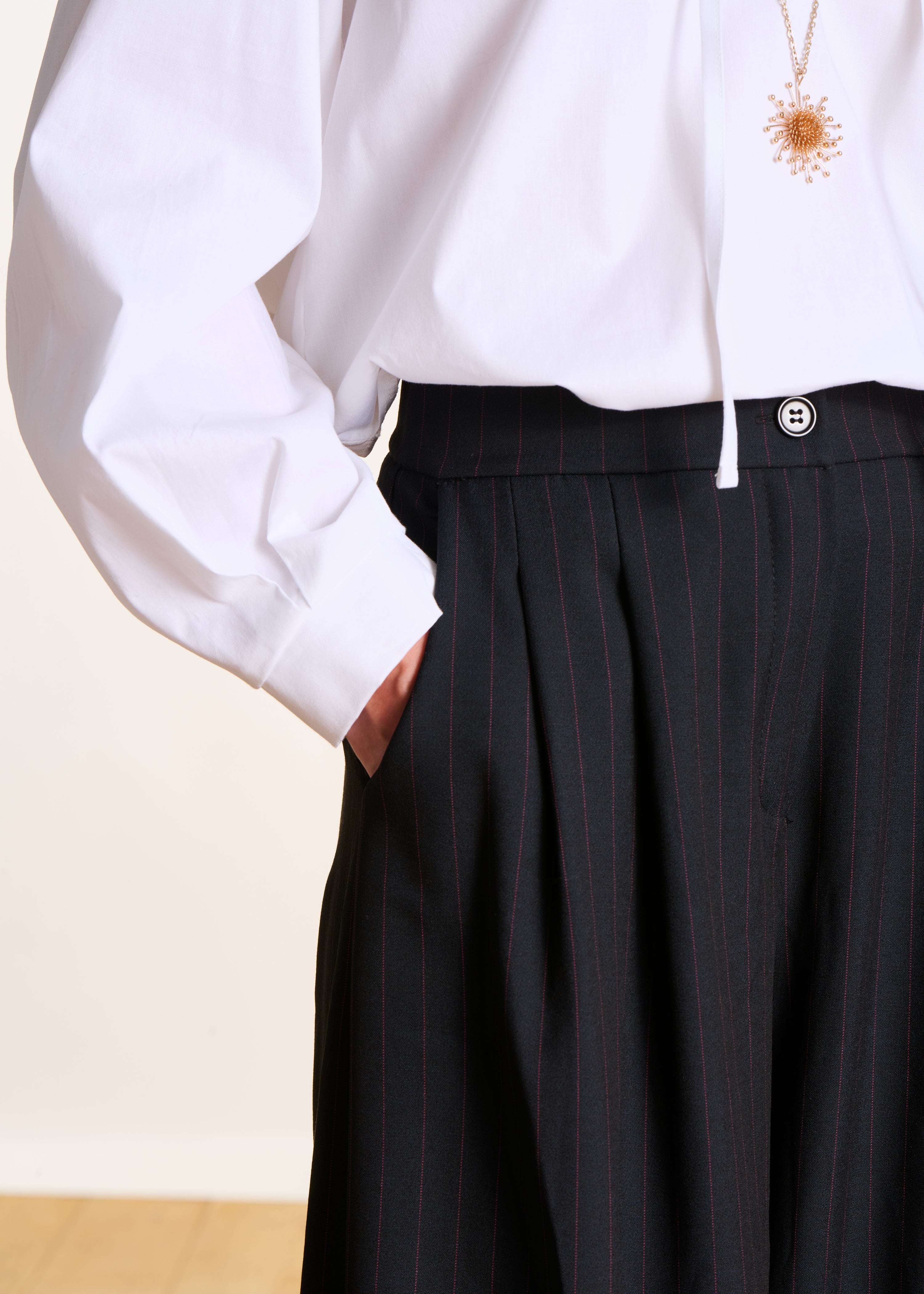 Pantalone blu scuro oversize a righe vita alta