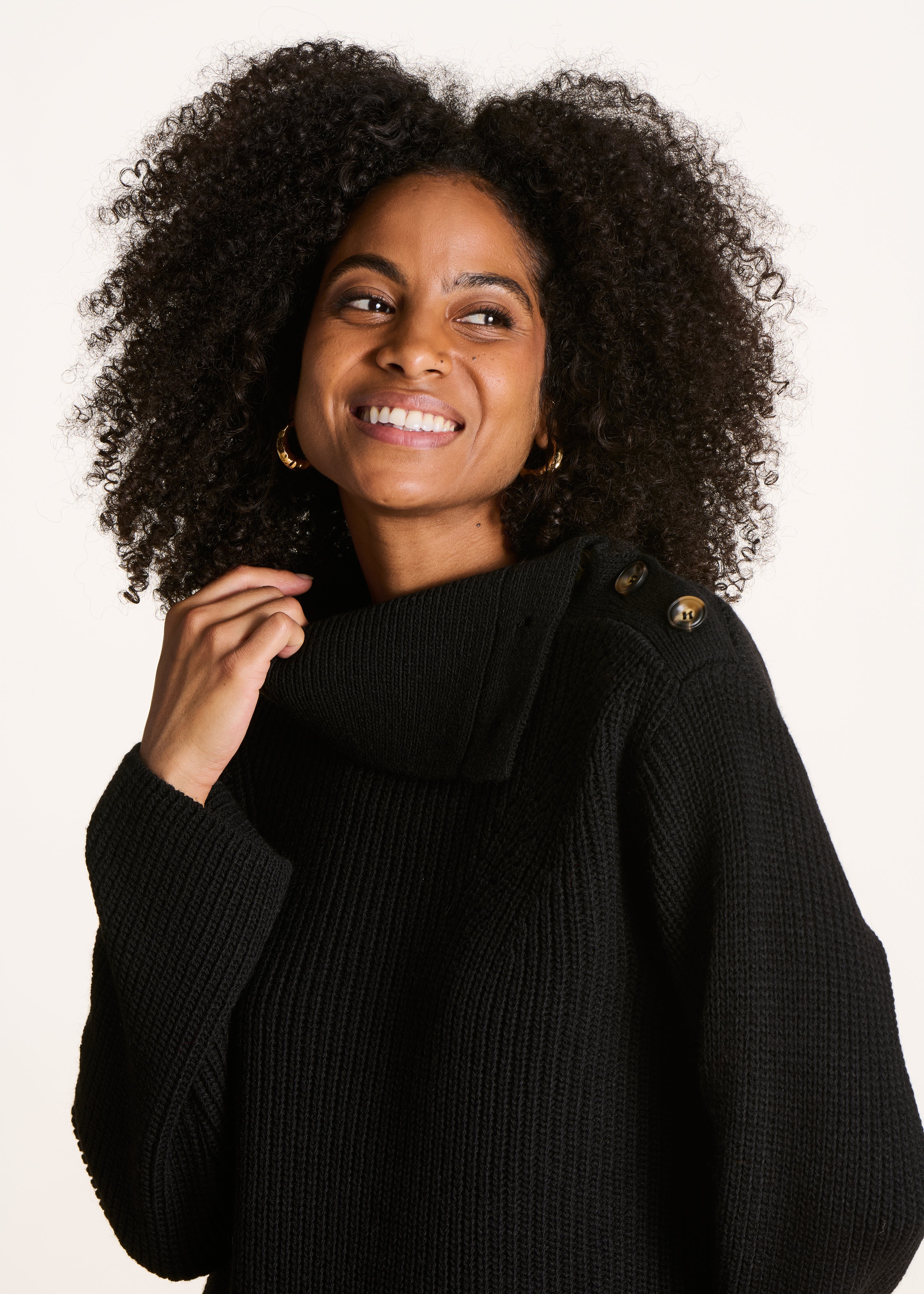 Maglione nero ampio a maniche lunghe con collo asimmetrico