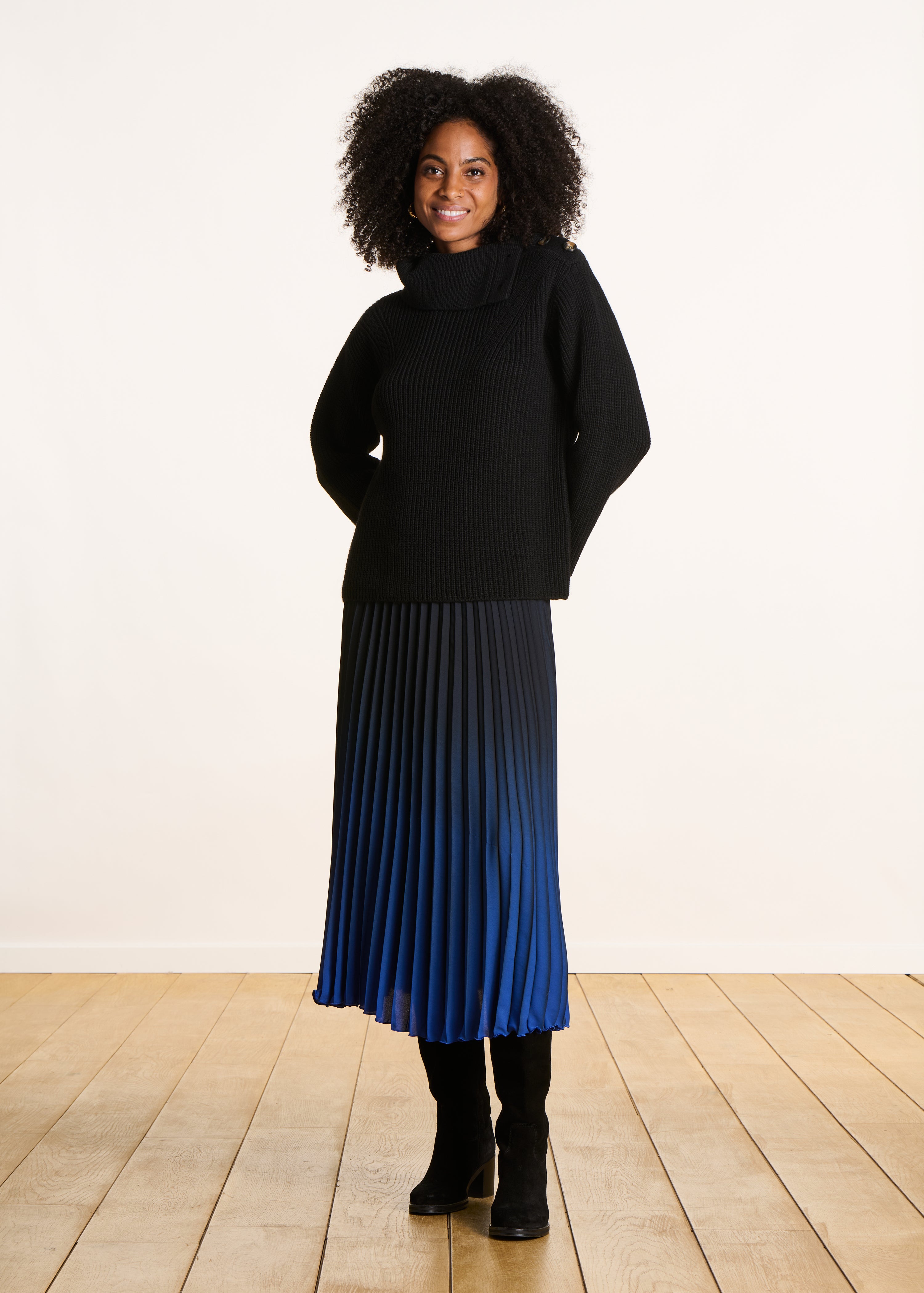 Maglione nero ampio a maniche lunghe con collo asimmetrico