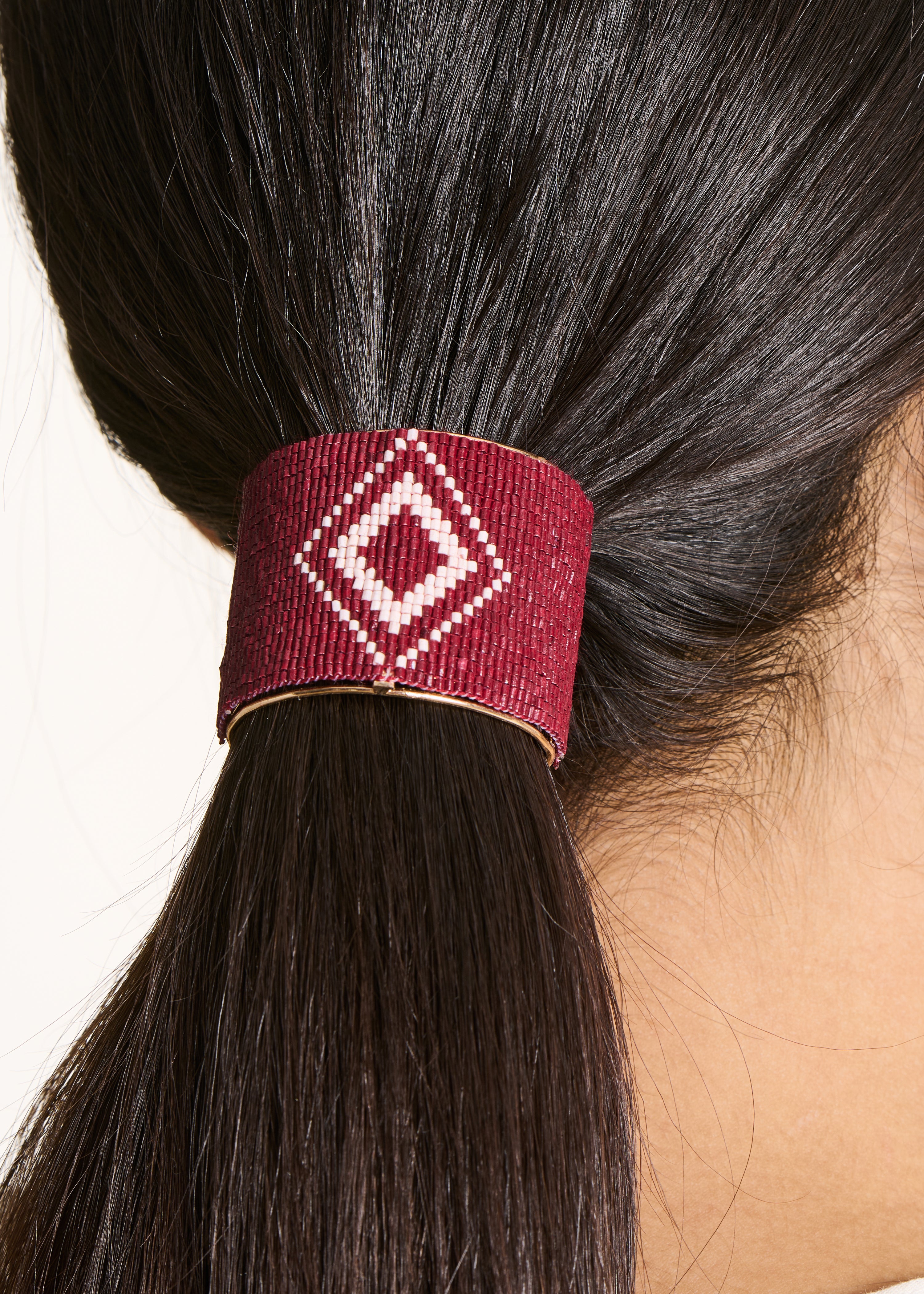 Accessorio per capelli con perle di vetro bordeaux