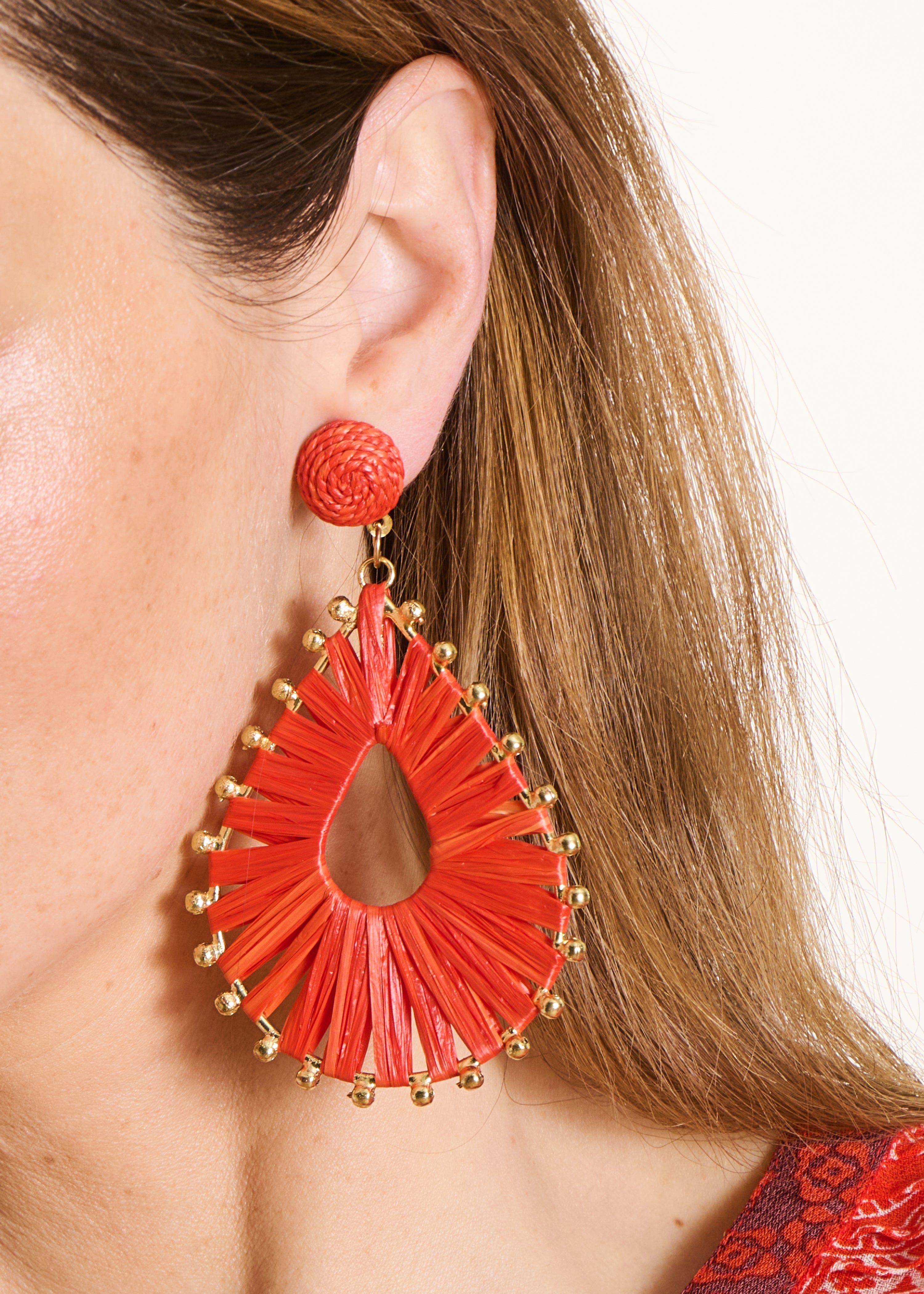 Boucles d'oreilles pendantes rouges effet raphia