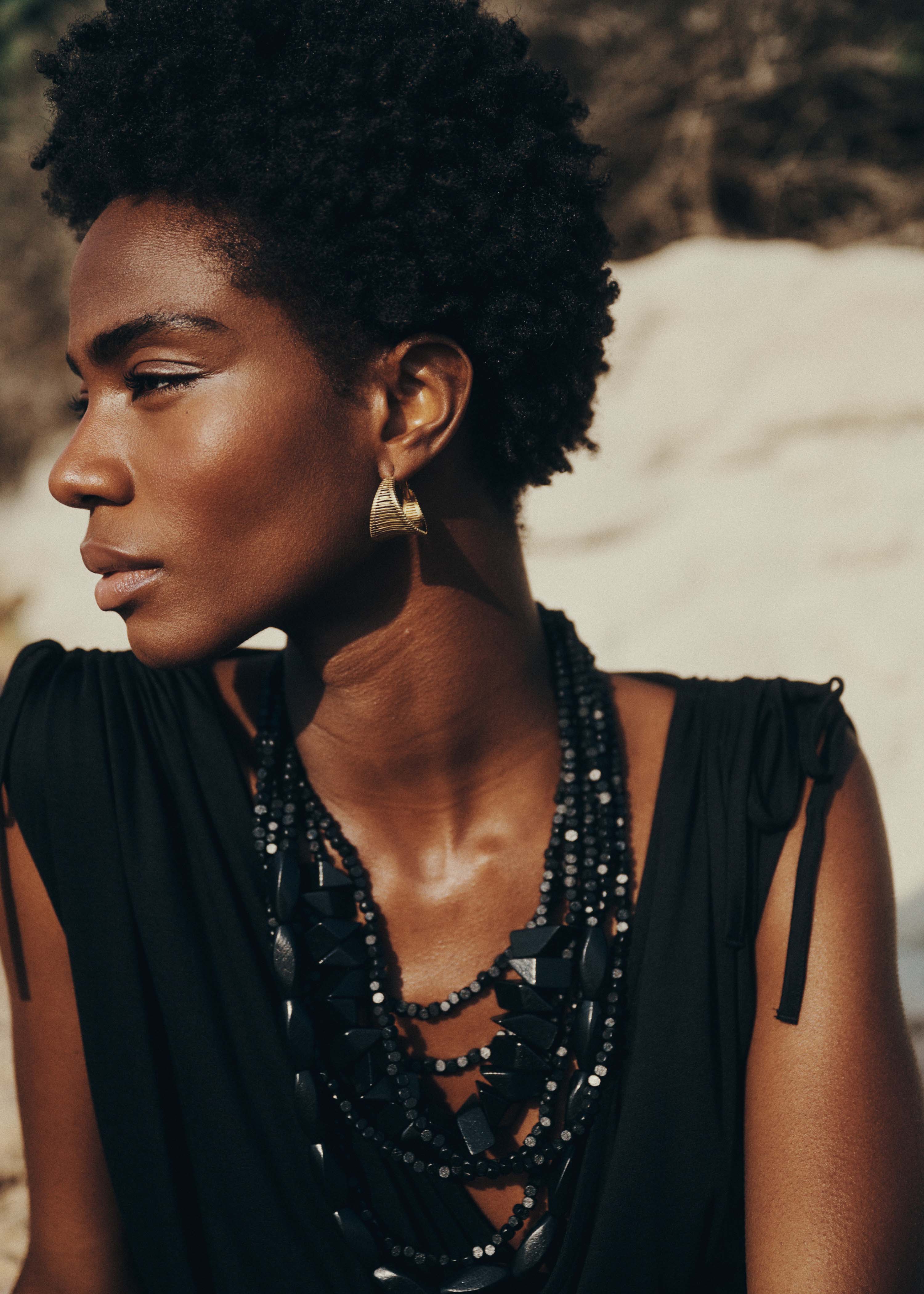 Multi-strand necklace in black resin with wood effect
