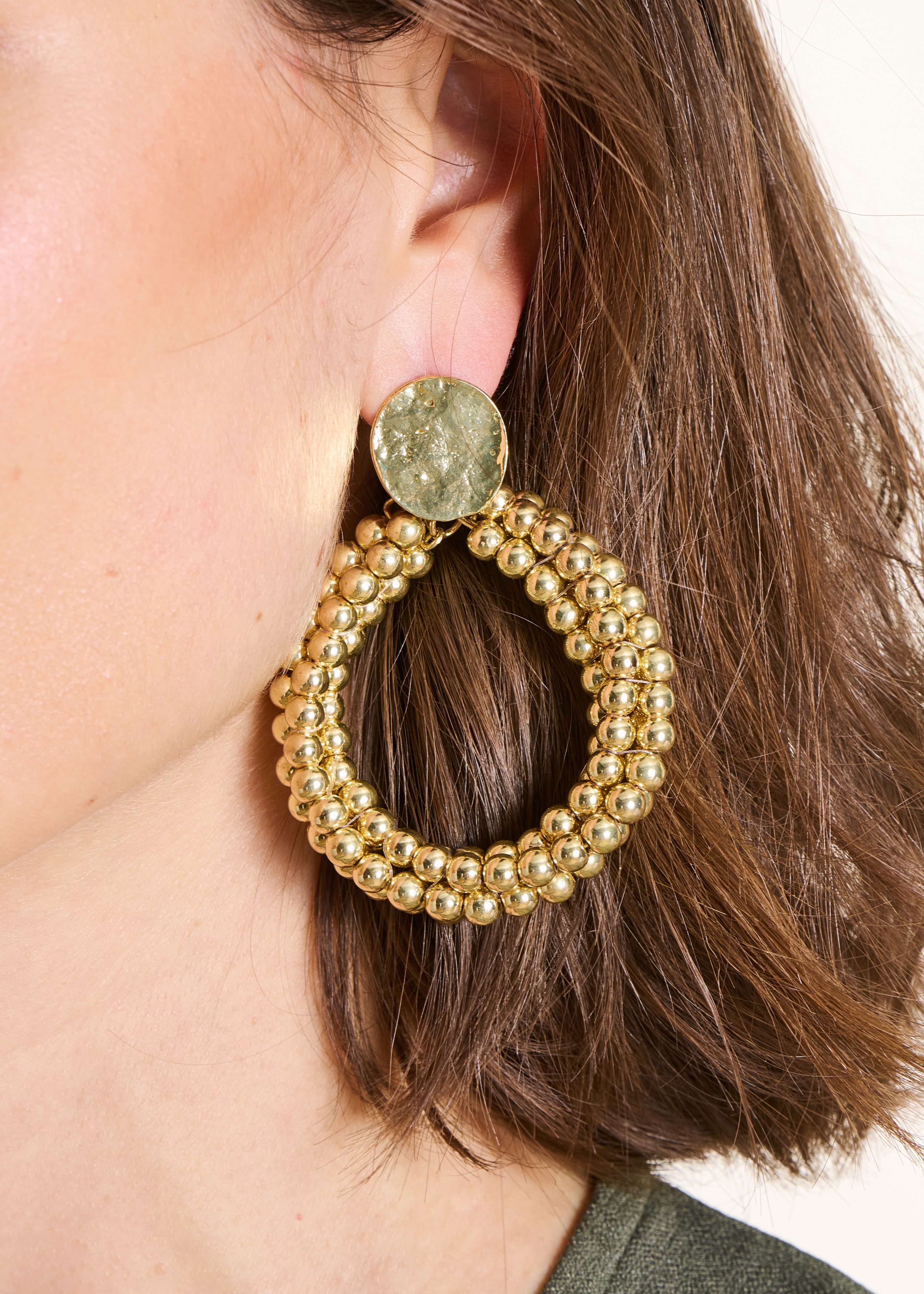 Boucles d'oreilles pendantes dorées à perles