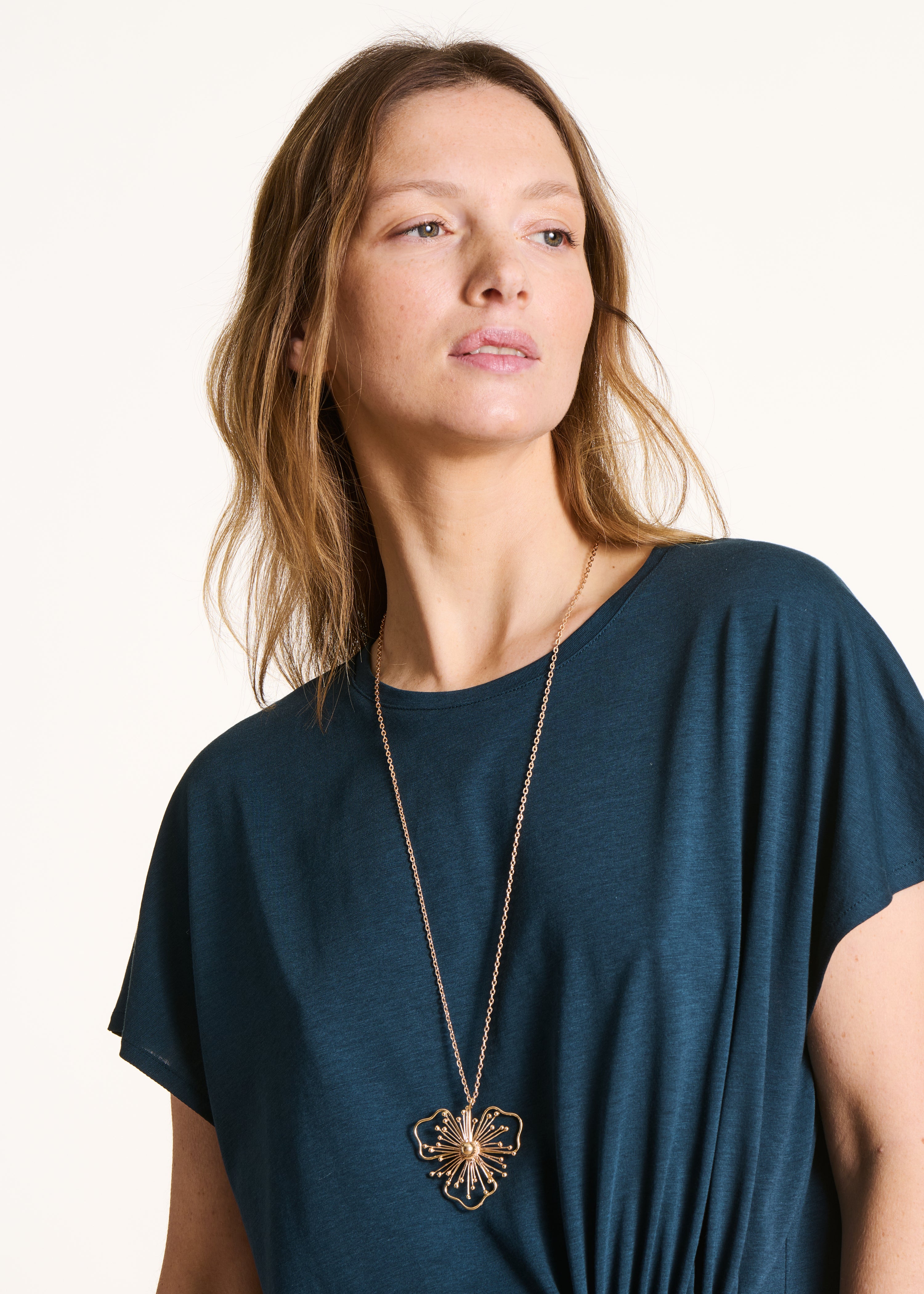 Collana lunga con fiore dorato