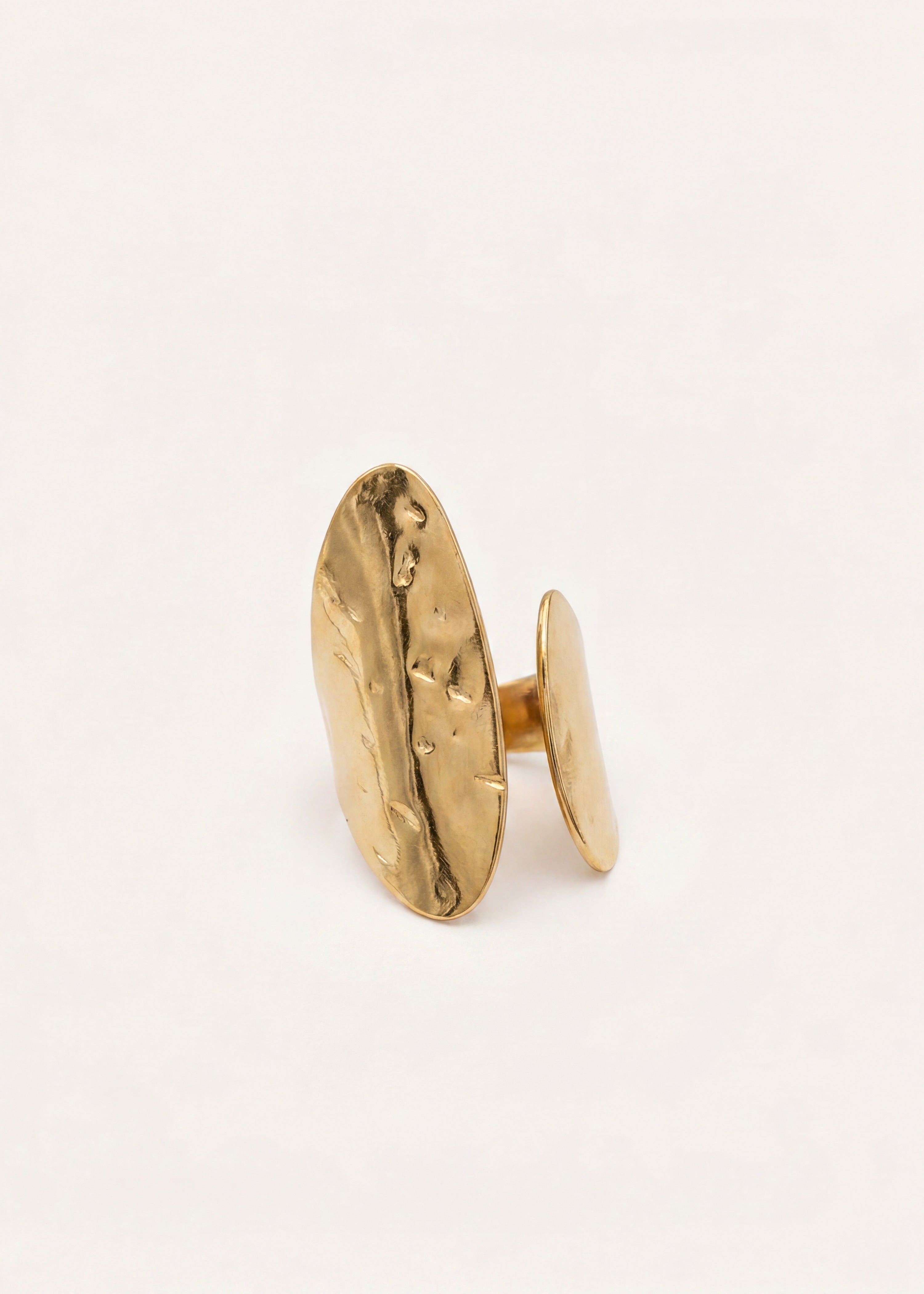 Asymmetrischer goldfarbener Ring
