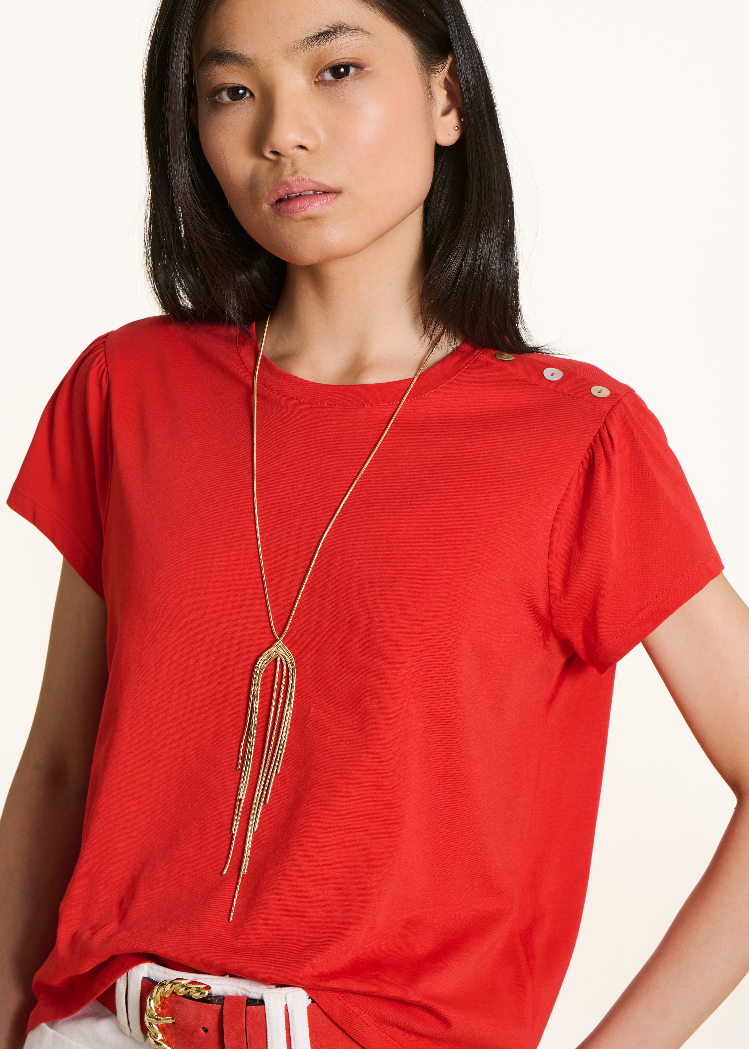 Long necklace in gold metal